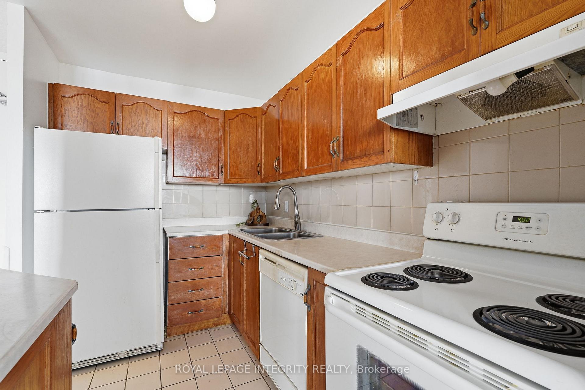 Photo 14 of Unit 1110, 2000 Jasmine Crescent, Ottawa, Beacon Hill South — HOMEH
