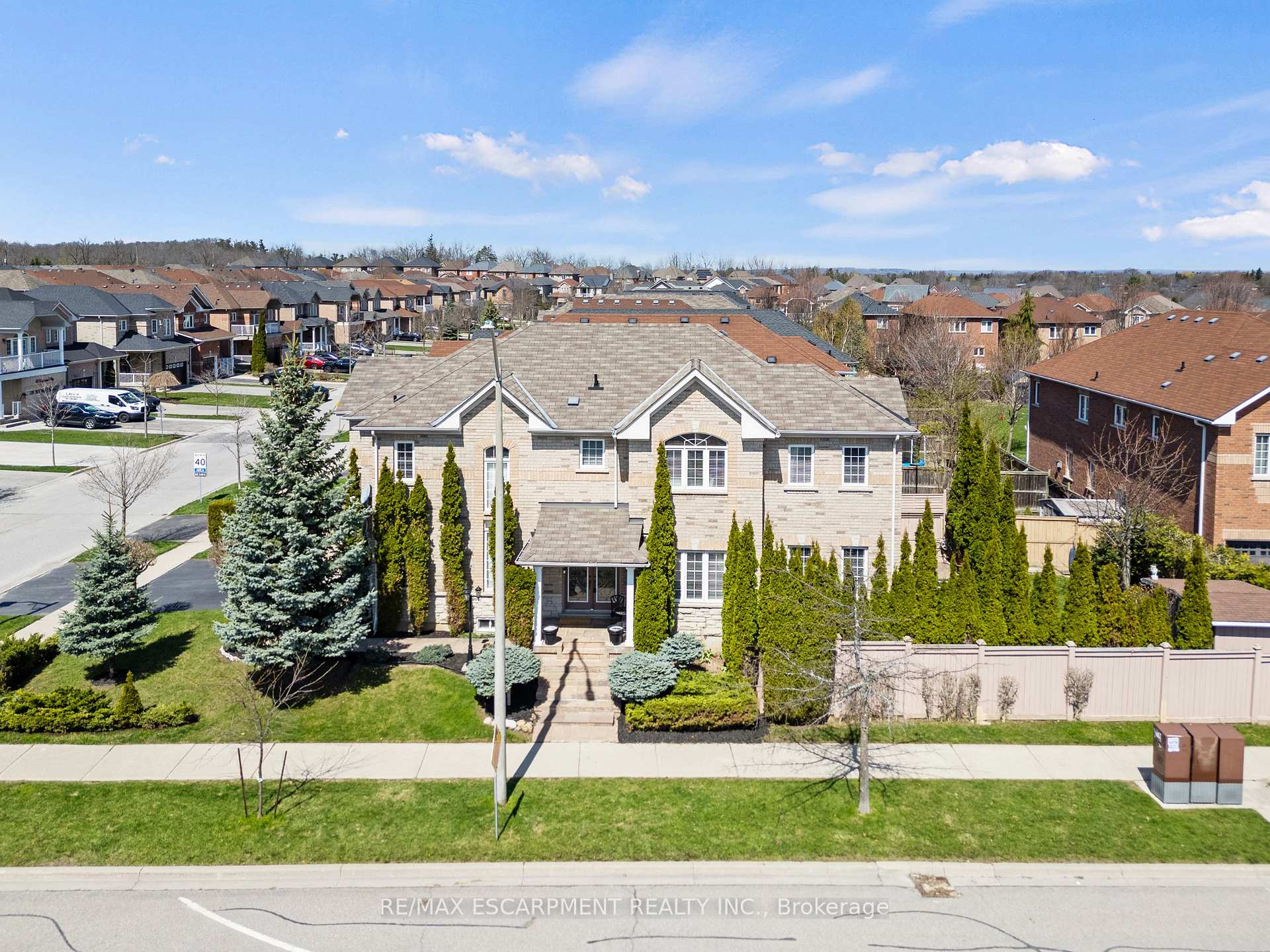 Photo 2 of 200 Miller Drive, Halton Hills, Georgetown — HOMEH