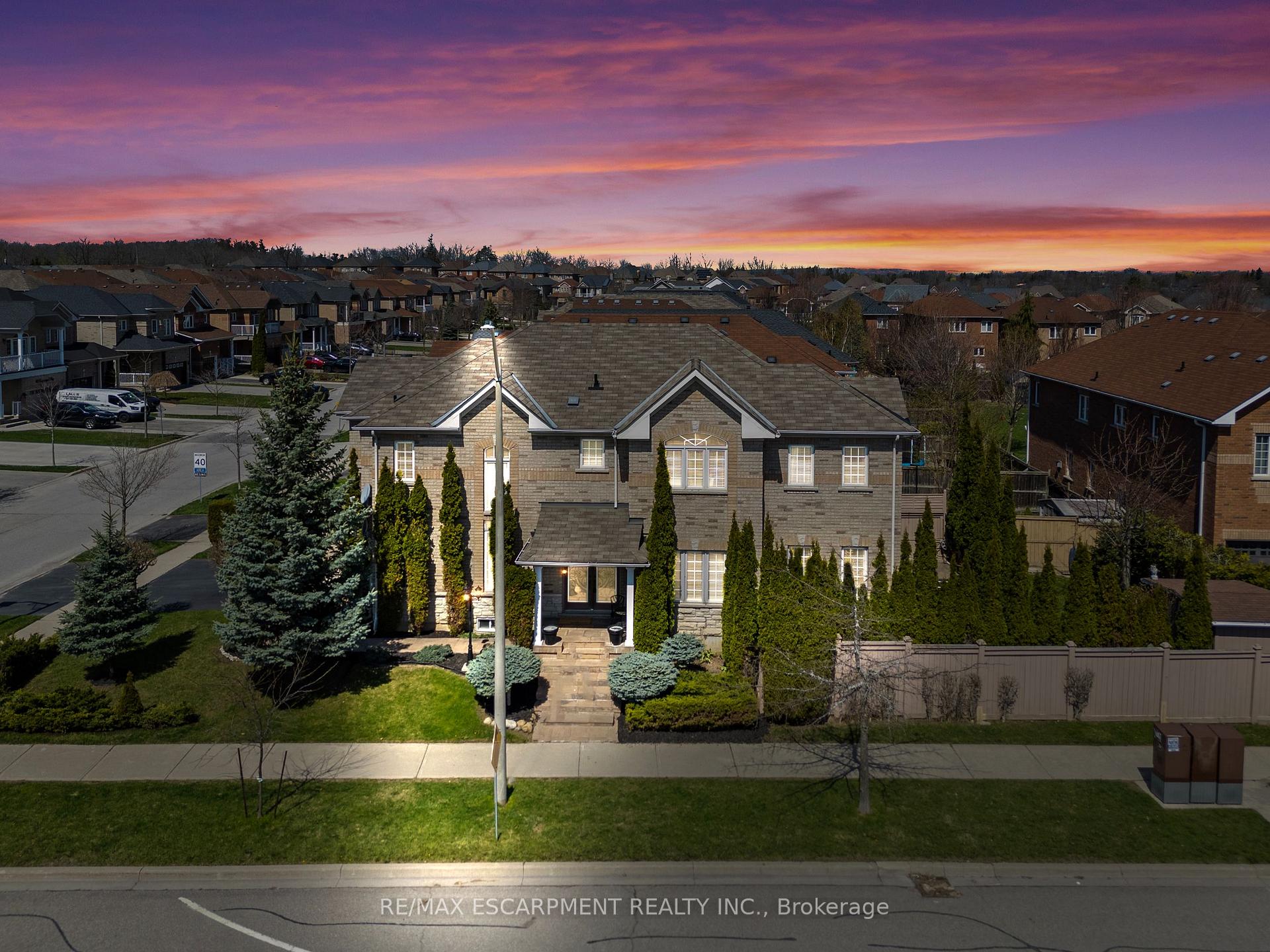 Photo 3 of 200 Miller Drive, Halton Hills, Georgetown — HOMEH