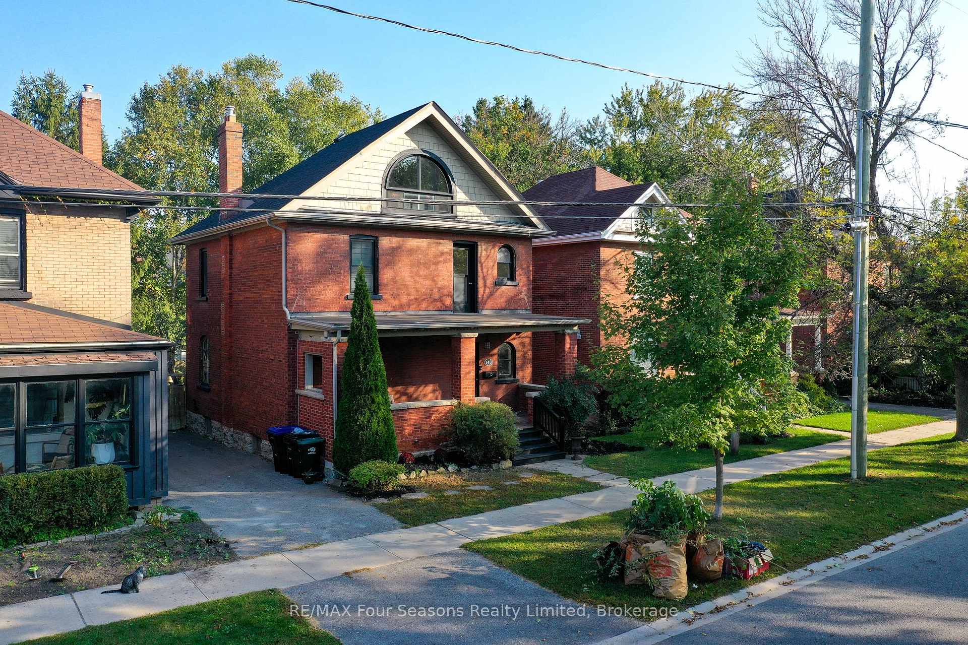 Photo 2 of 143 Fourth Street W, Collingwood — HOMEH