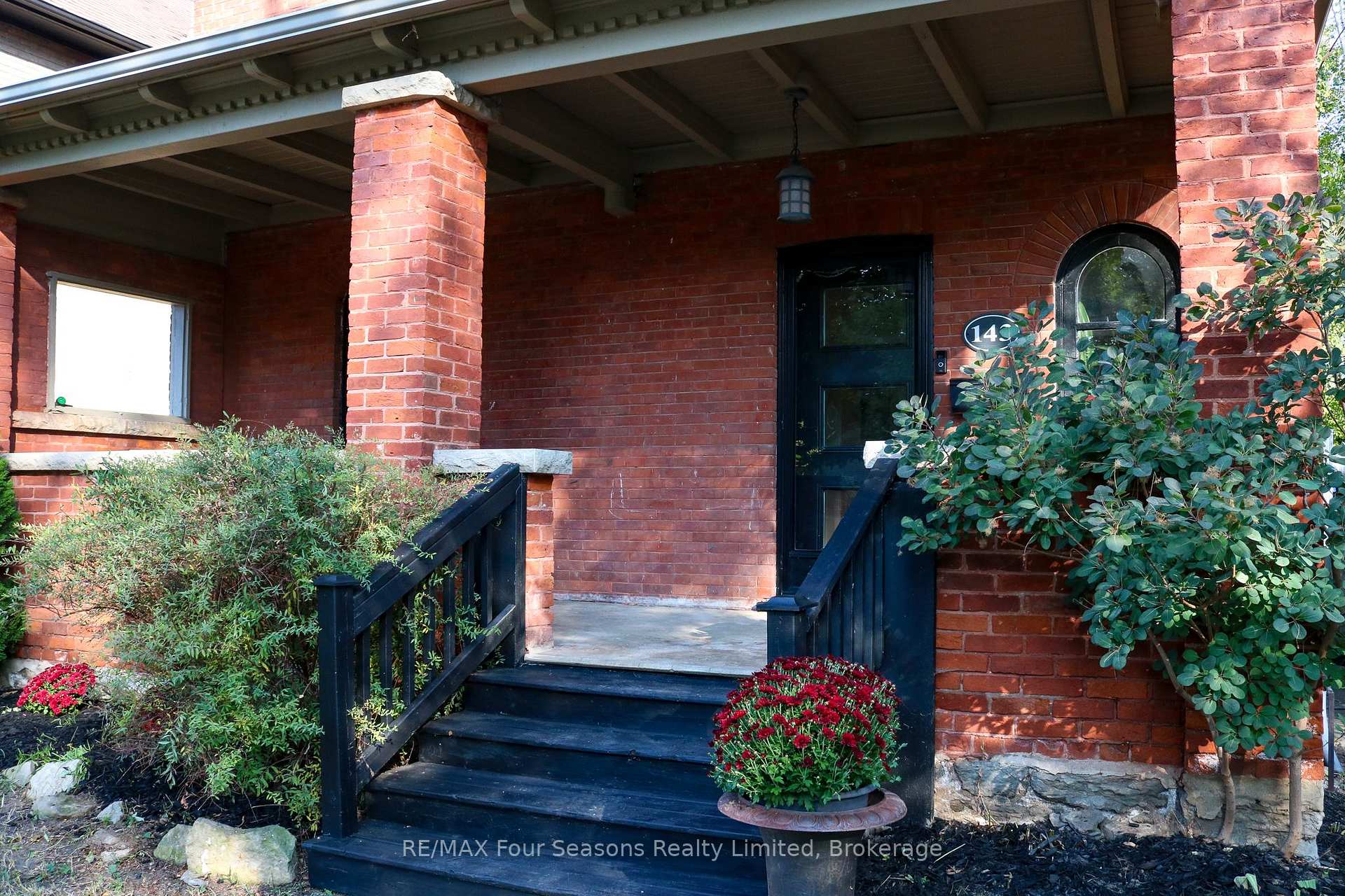 Photo 4 of 143 Fourth Street W, Collingwood — HOMEH