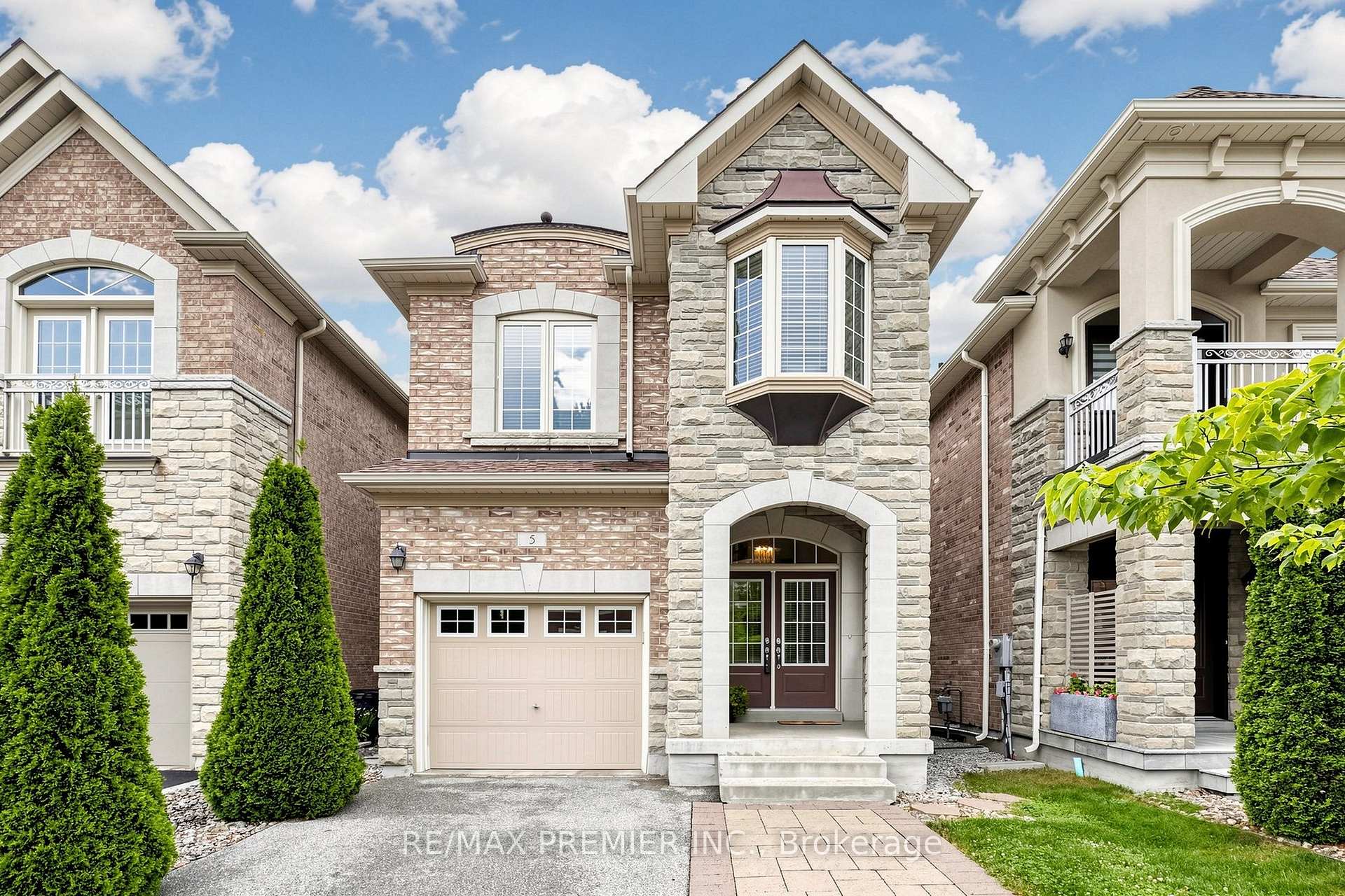 Photo 2 of 5 Hatton Garden Road, Vaughan, Vellore Village — HOMEH