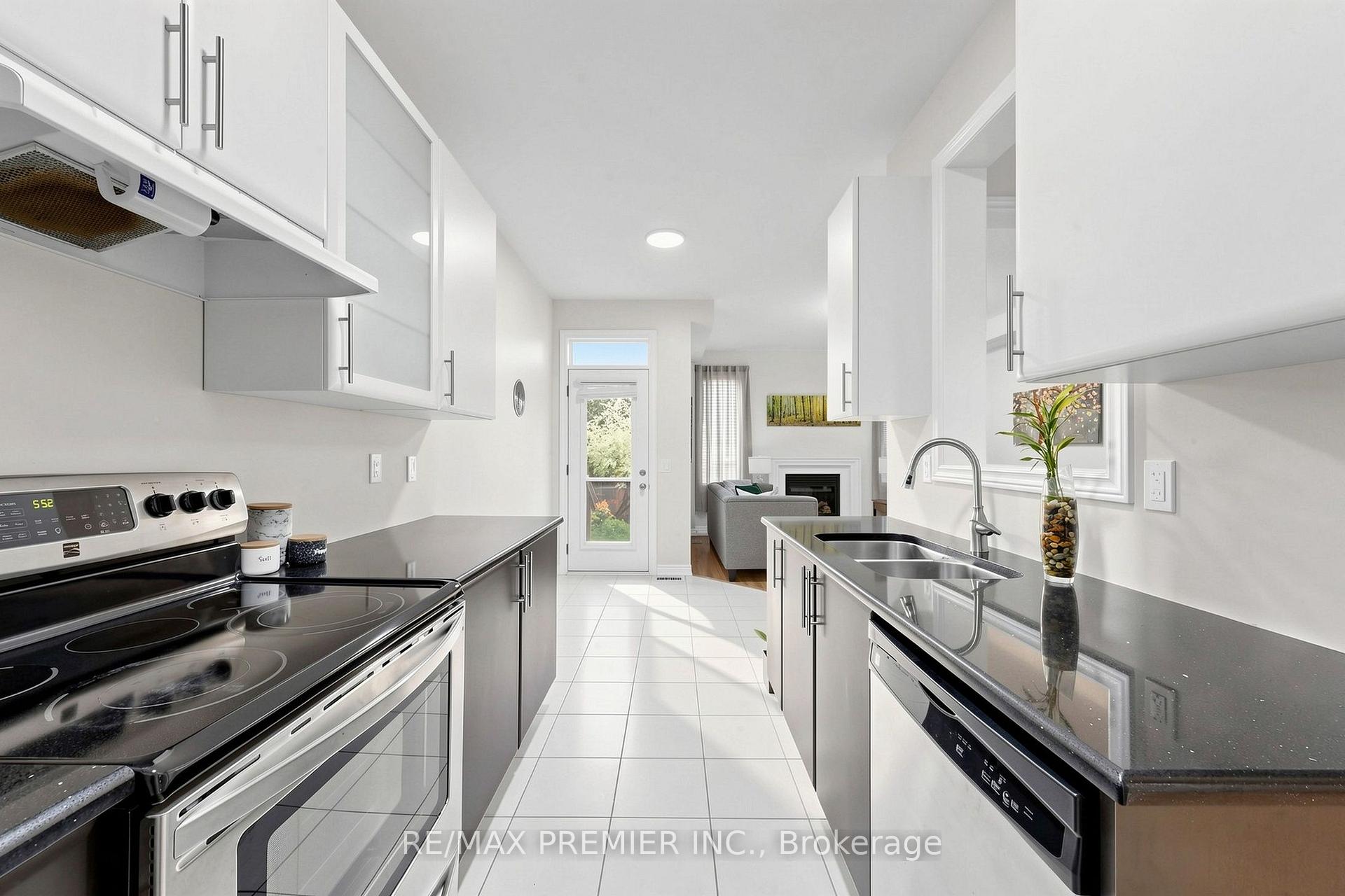 Photo 10 of 5 Hatton Garden Road, Vaughan, Vellore Village — HOMEH