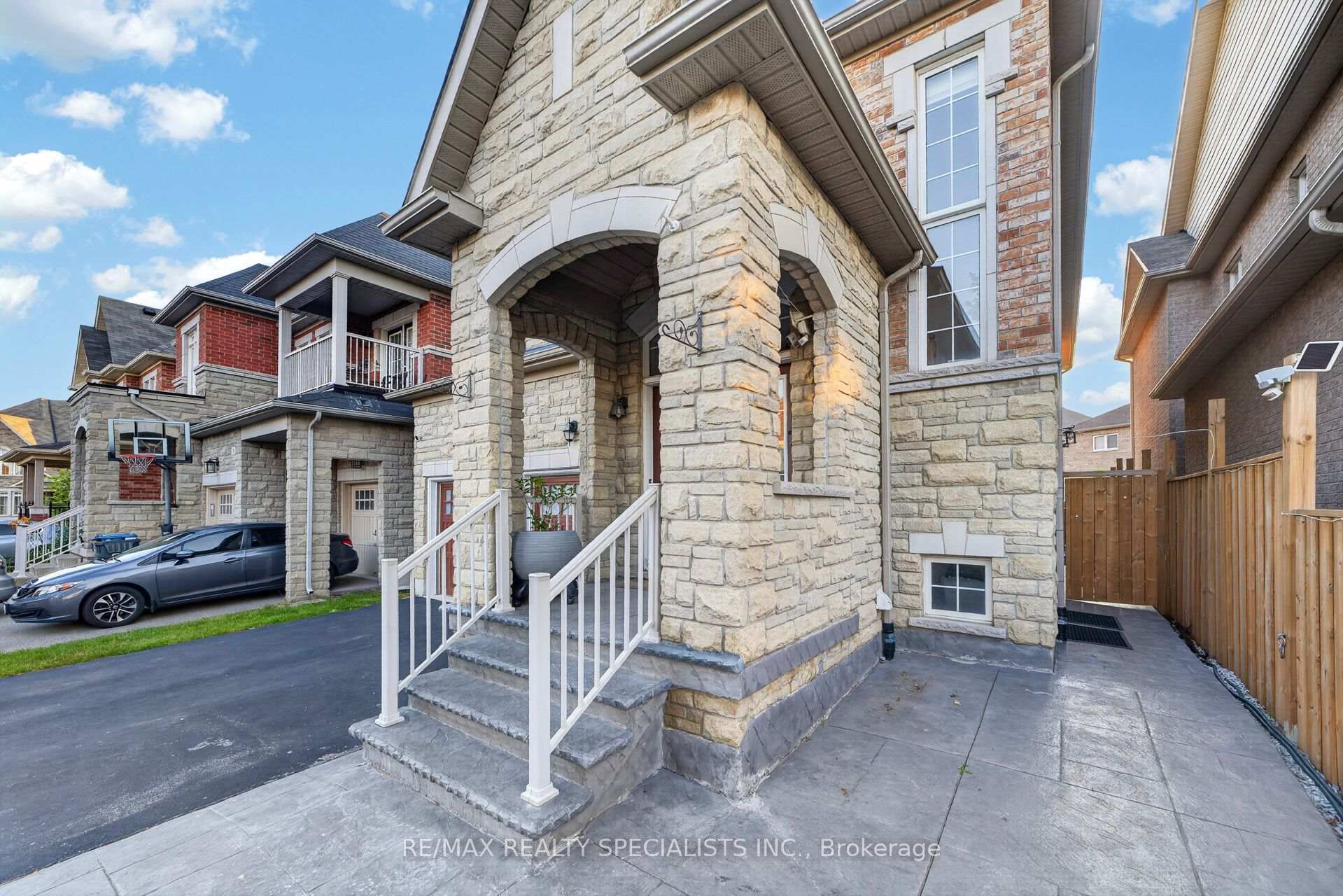 Photo 2 of 17 Tysonville Circle, Brampton, Northwest Brampton — HOMEH