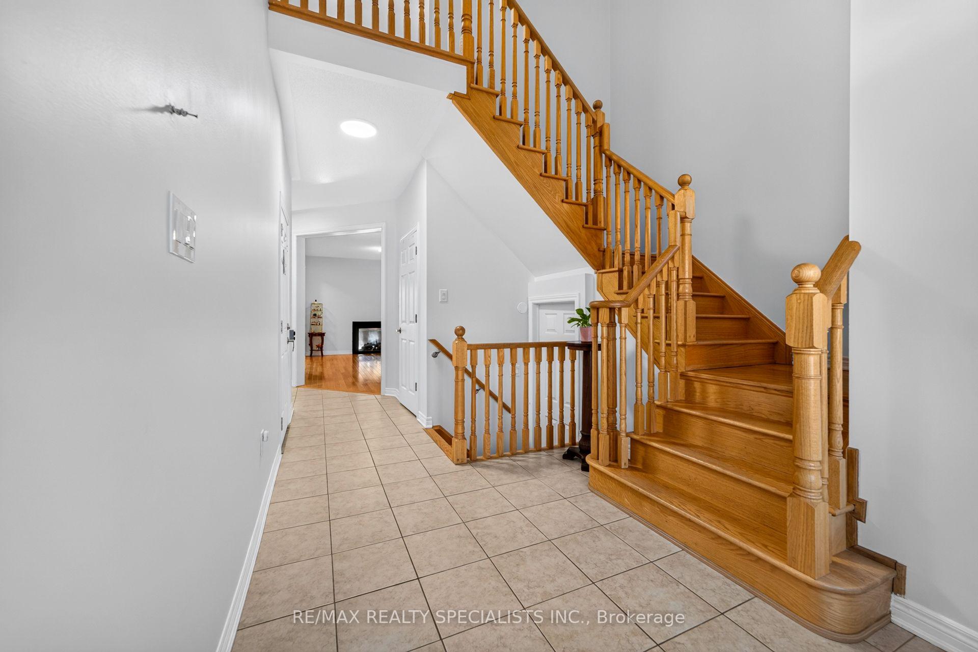 Photo 3 of 17 Tysonville Circle, Brampton, Northwest Brampton — HOMEH