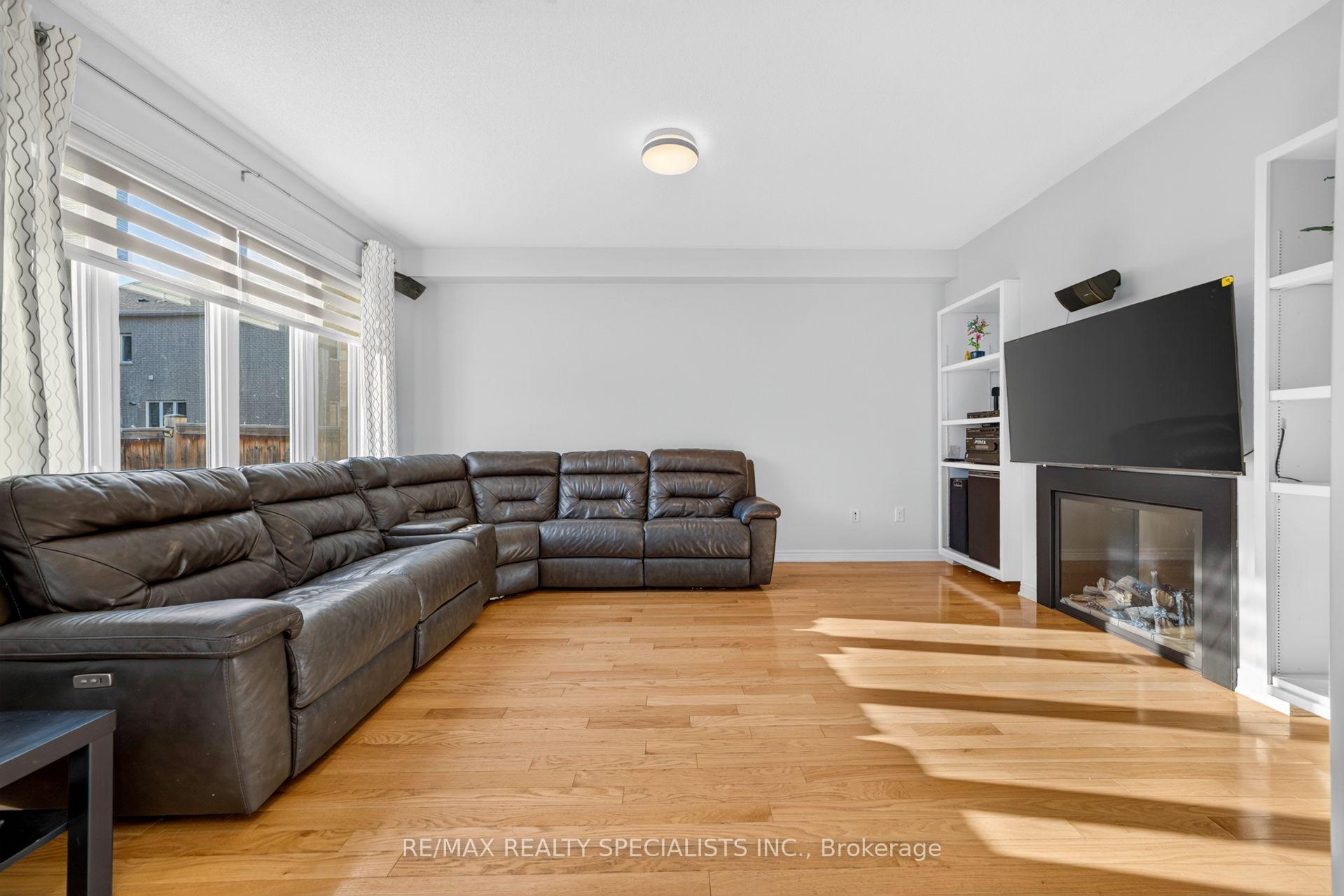 Photo 4 of 17 Tysonville Circle, Brampton, Northwest Brampton — HOMEH