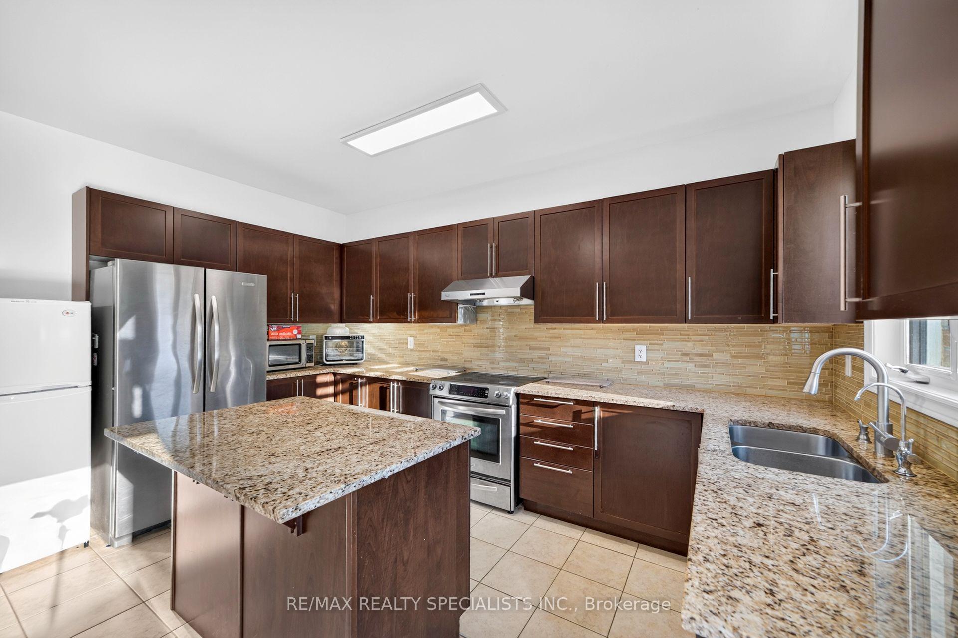Photo 10 of 17 Tysonville Circle, Brampton, Northwest Brampton — HOMEH