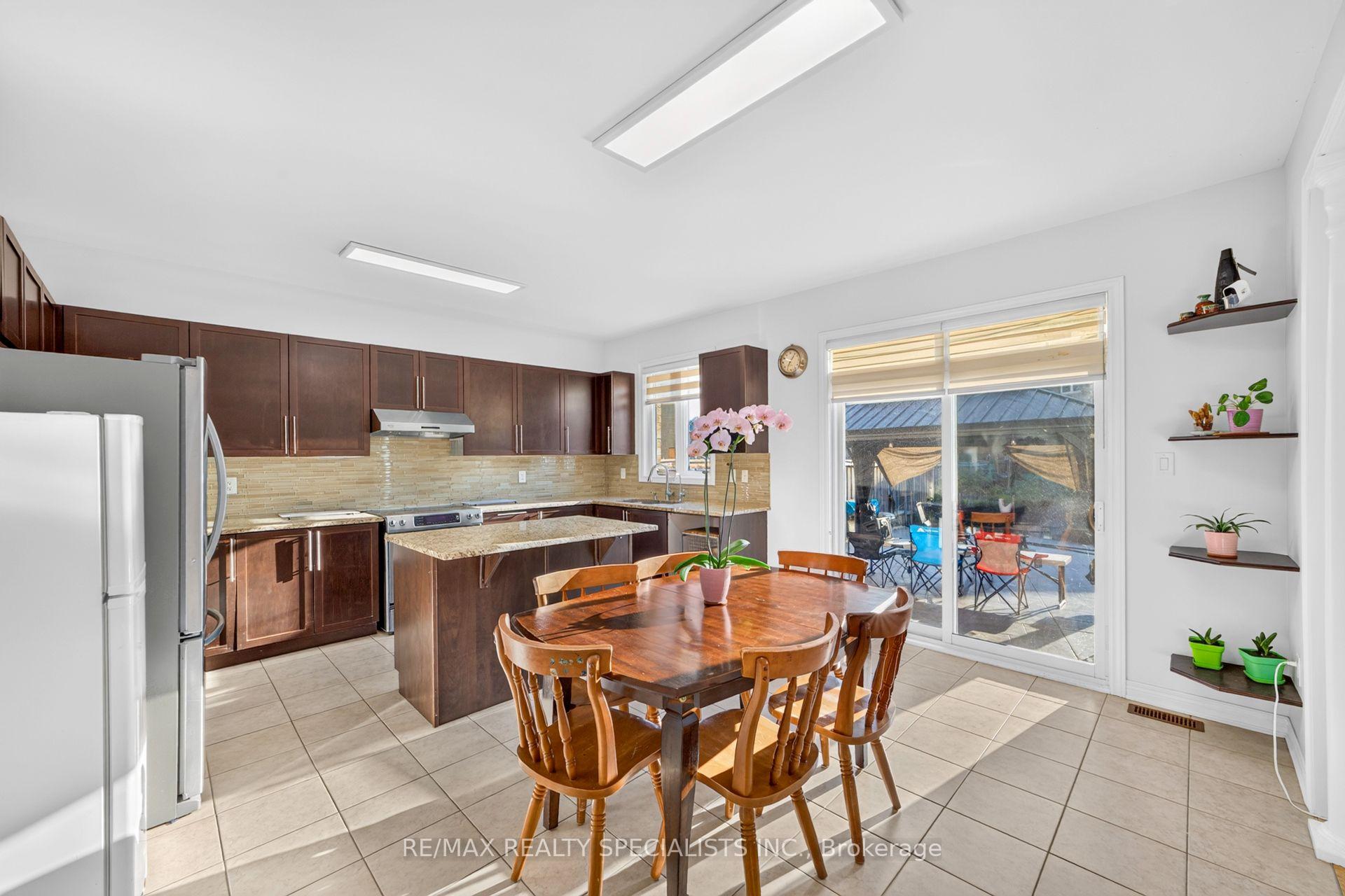 Photo 11 of 17 Tysonville Circle, Brampton, Northwest Brampton — HOMEH