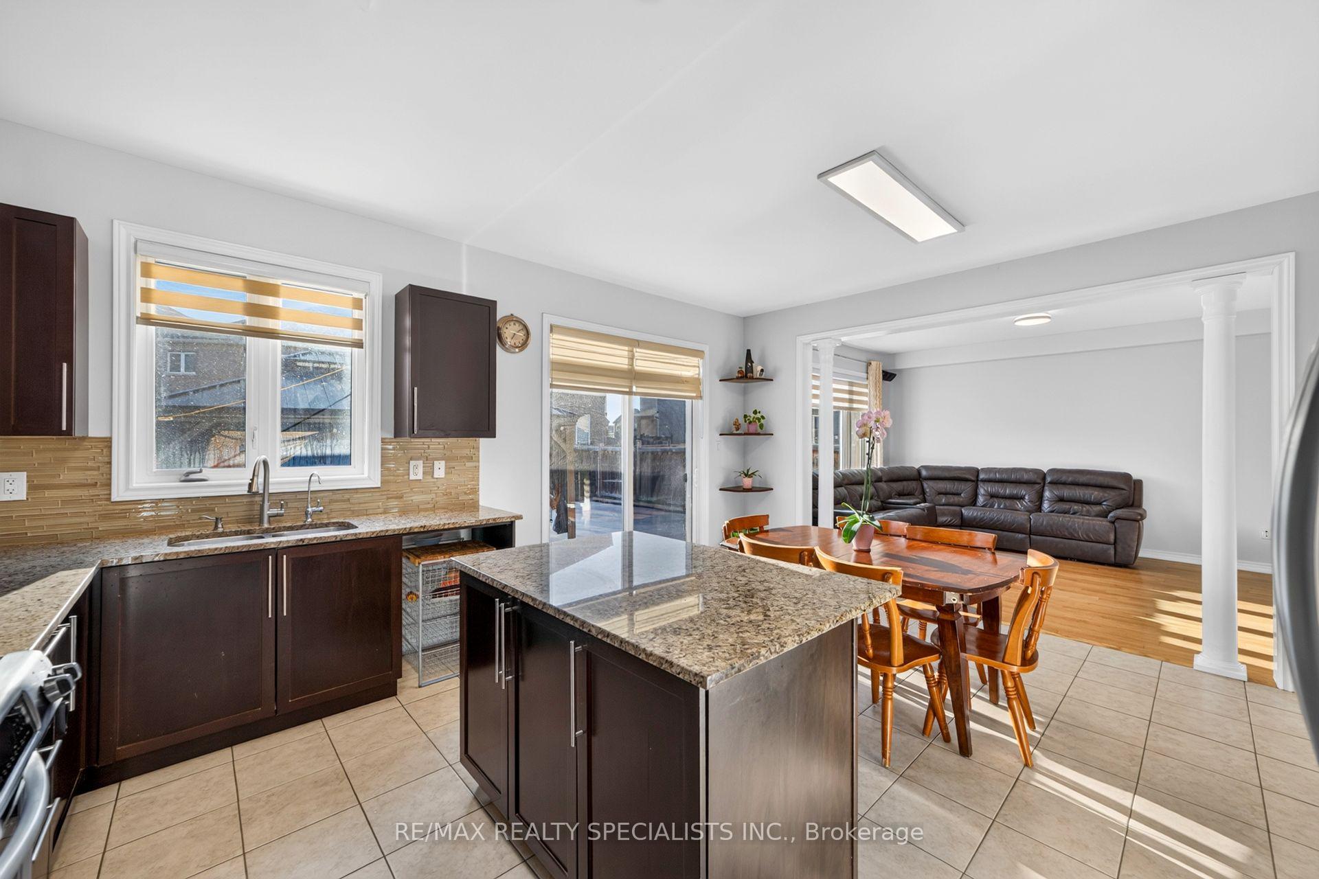 Photo 12 of 17 Tysonville Circle, Brampton, Northwest Brampton — HOMEH