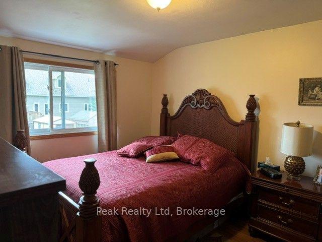Photo 4 of 31 Lawrence Avenue W, Minto — HOMEH