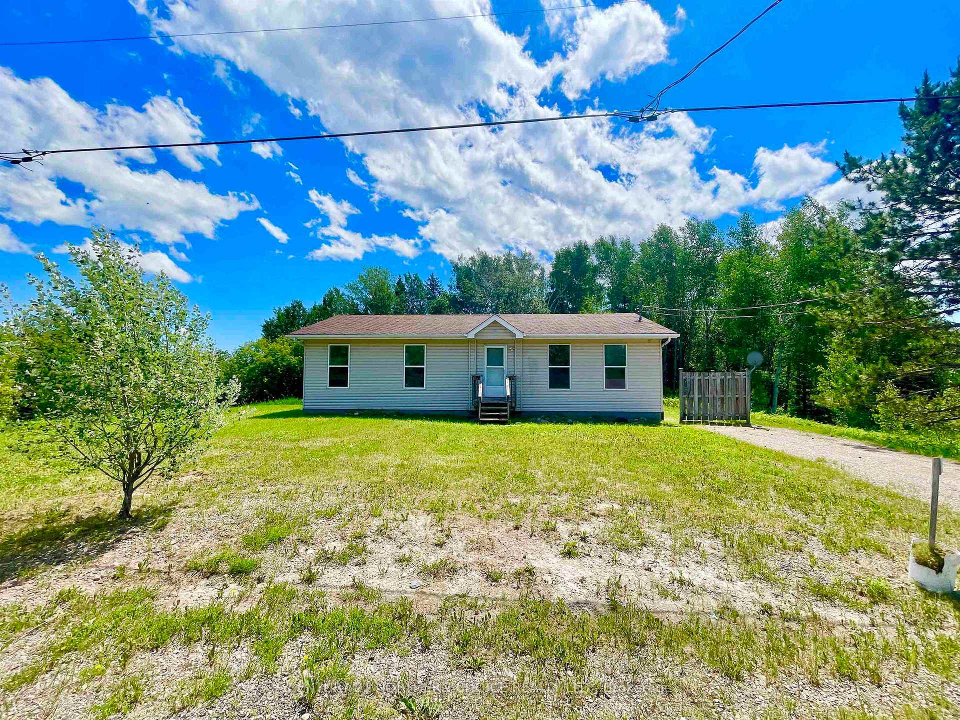 Photo 3 of 29 Bay Street, Kenora Remote Area, Dinorwic — HOMEH