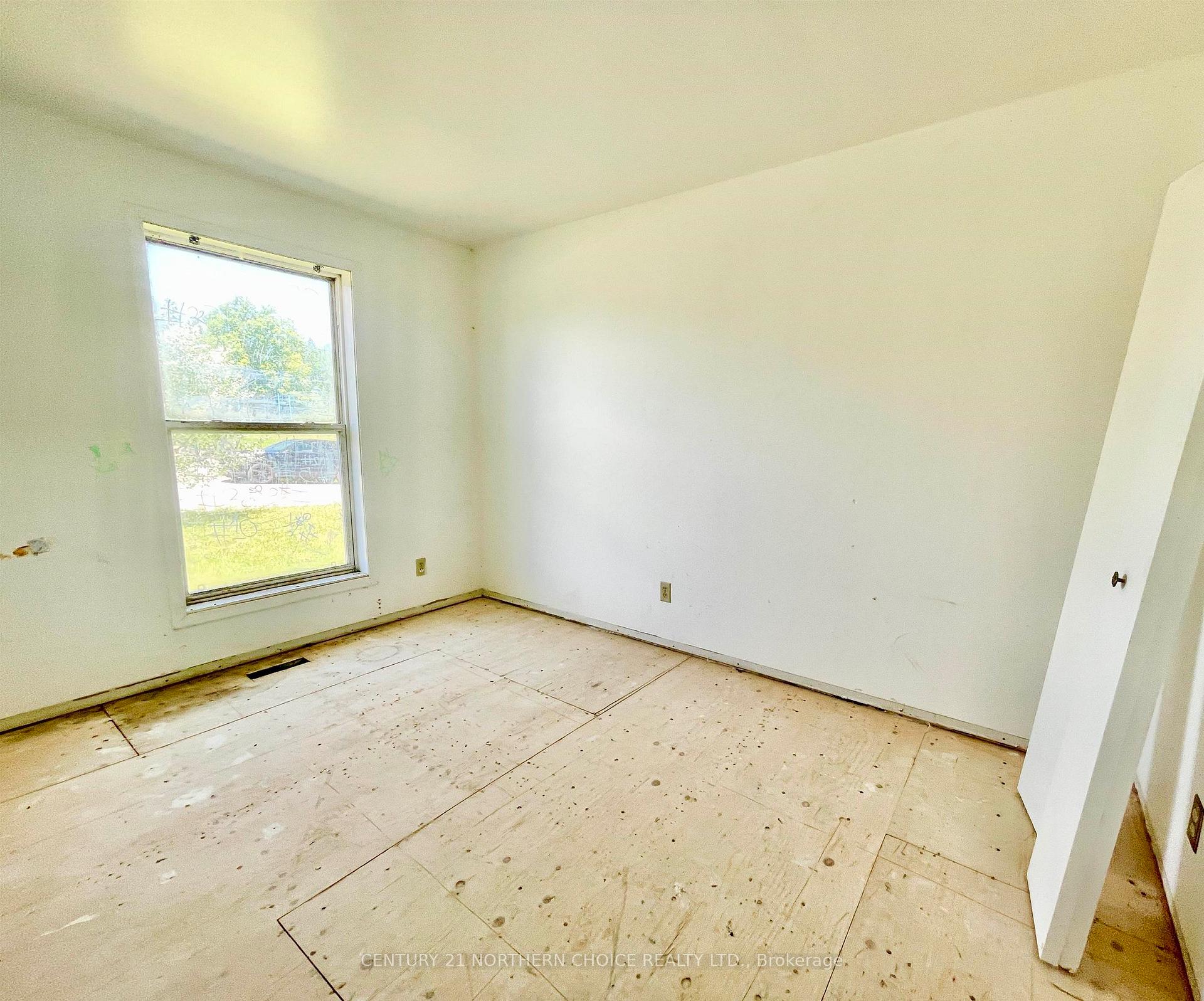 Photo 10 of 29 Bay Street, Kenora Remote Area, Dinorwic — HOMEH