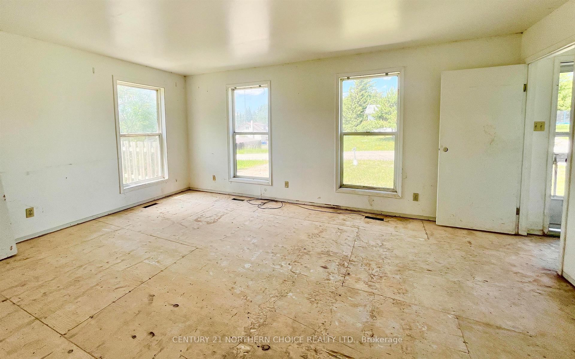 Photo 14 of 29 Bay Street, Kenora Remote Area, Dinorwic — HOMEH
