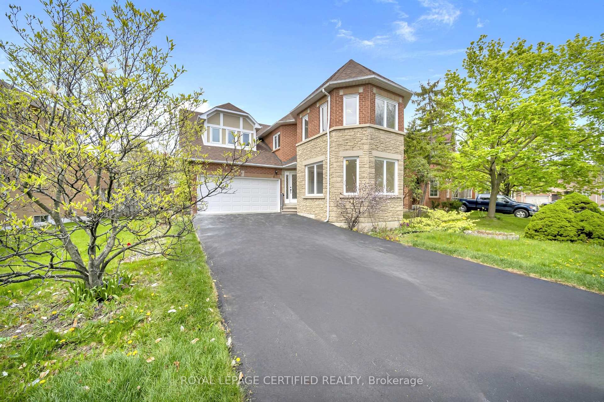 Front of Unit Upper, 5016 Natkarni Crescent