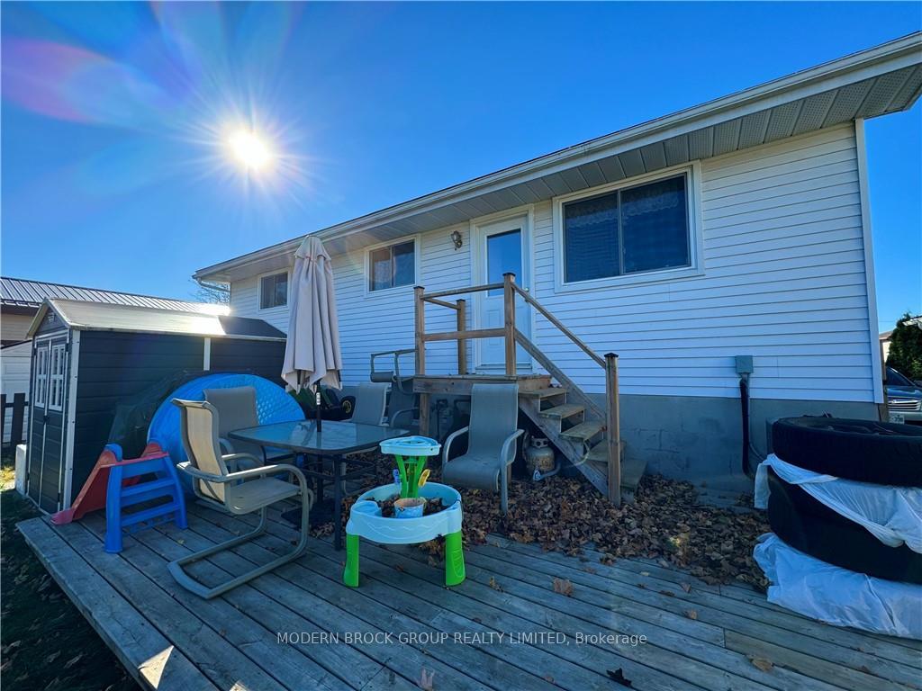 Photo 2 of 784 Comstock Crescent, Brockville, Brockville — HOMEH