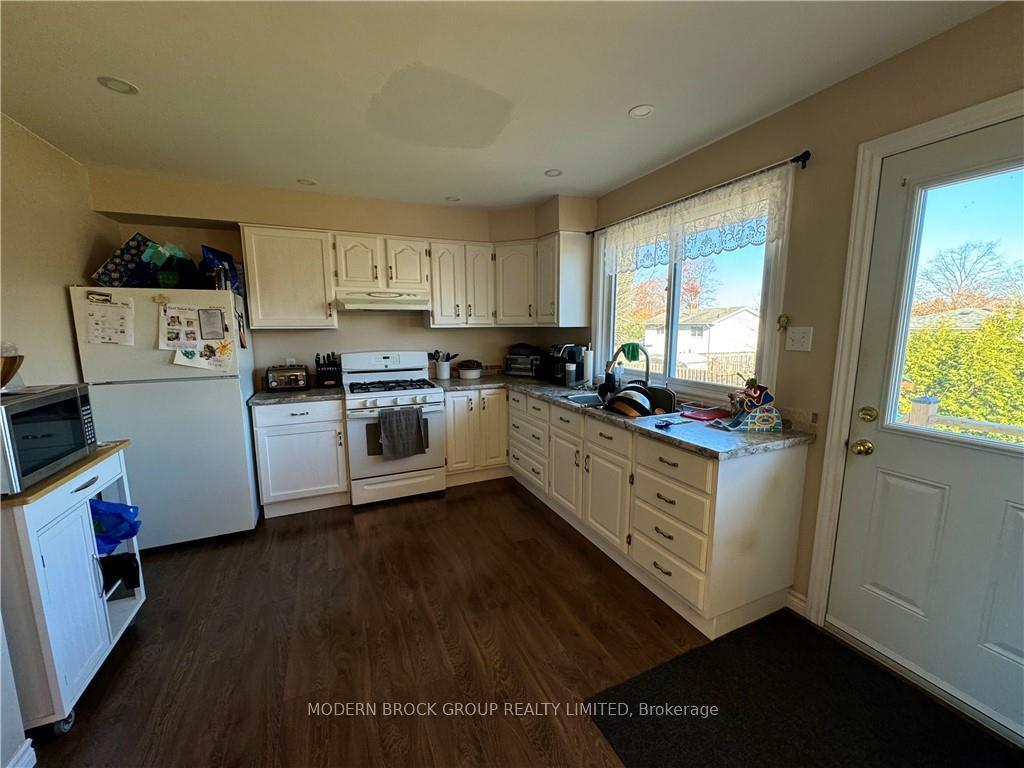Photo 3 of 784 Comstock Crescent, Brockville, Brockville — HOMEH
