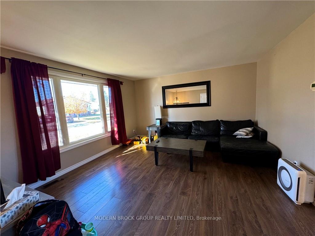 Photo 4 of 784 Comstock Crescent, Brockville, Brockville — HOMEH