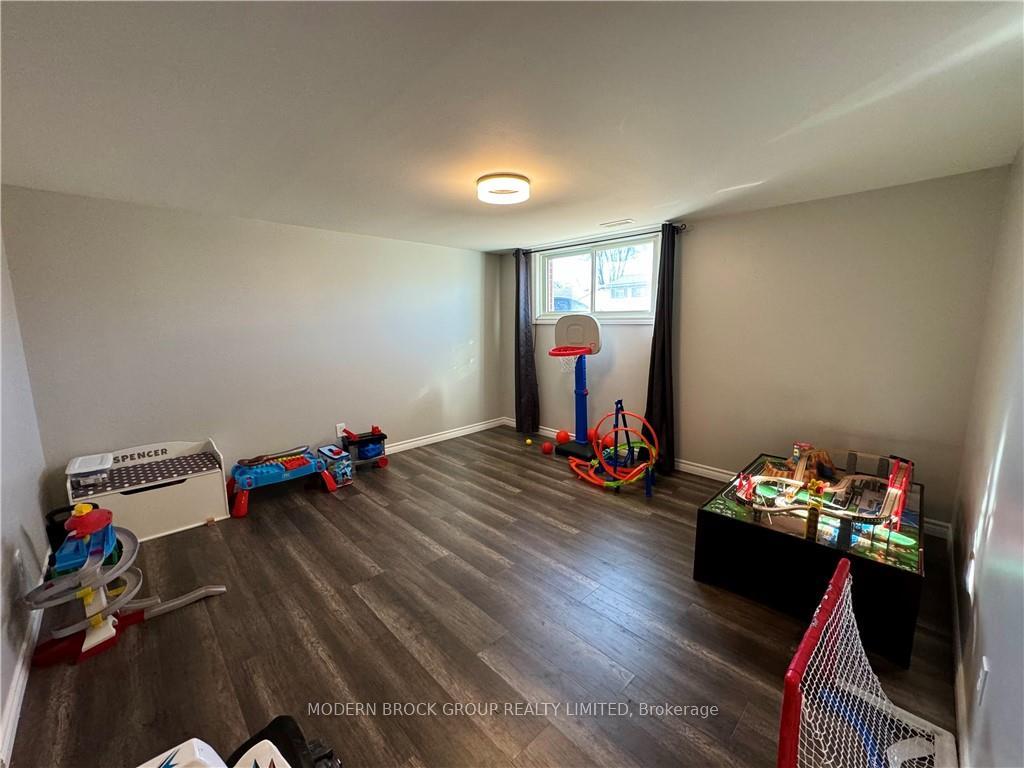 Photo 10 of 784 Comstock Crescent, Brockville, Brockville — HOMEH