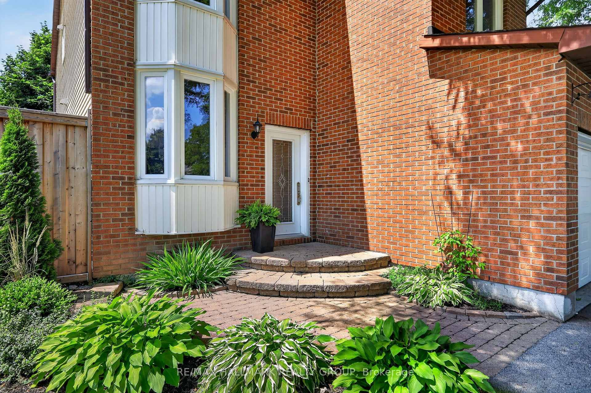 Photo 2 of 6106 Meadowhill Crescent, Ottawa, Chapel Hill — HOMEH
