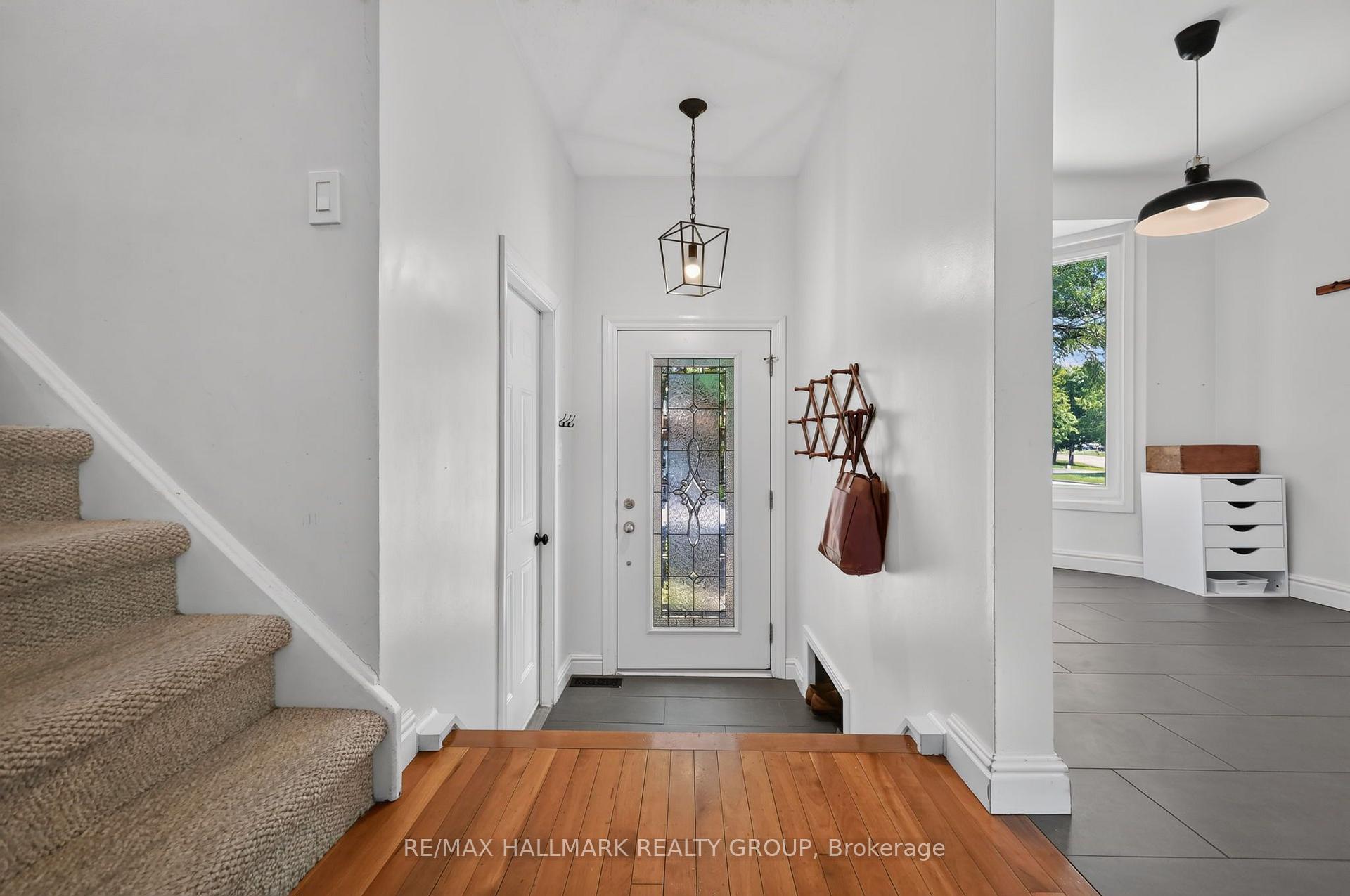 Photo 3 of 6106 Meadowhill Crescent, Ottawa, Chapel Hill — HOMEH