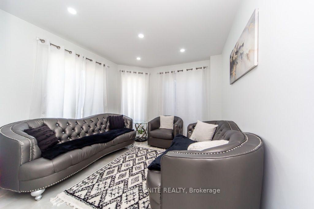 Photo 15 of 189 Dadson Drive, Clarington, Bowmanville — HOMEH