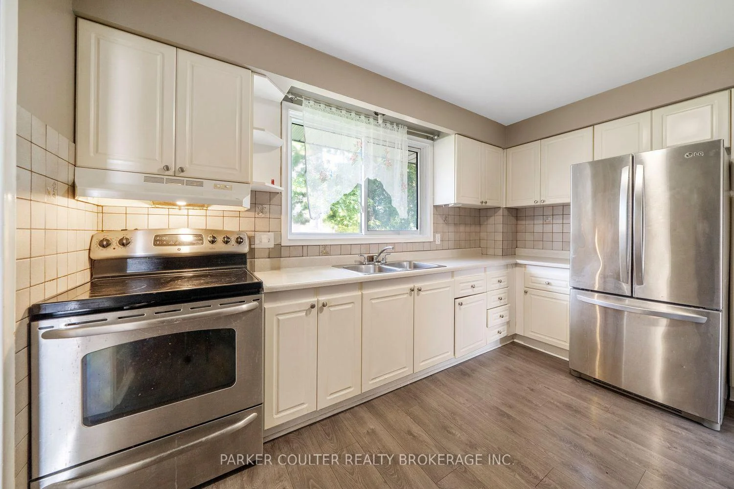 Photo 16 of 54 Ferris Lane, Barrie, Cundles East — HOMEH