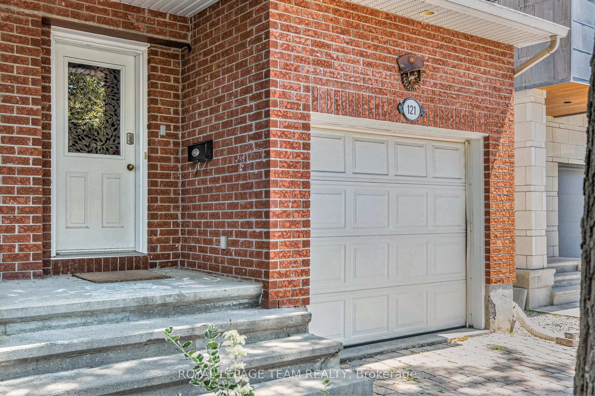 Photo 3 of 121 Drummond Street, Ottawa, Ottawa East — HOMEH