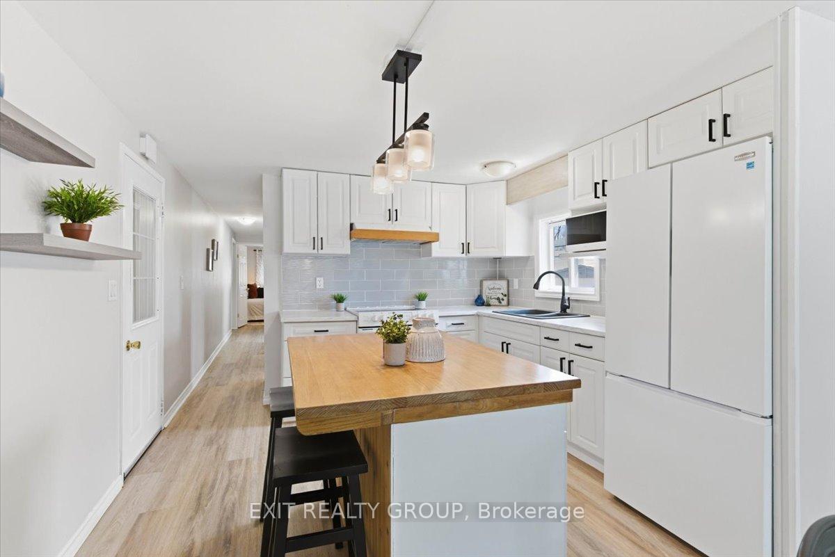 Photo 10 of 22 Linden Boulevard, Quinte West, Sidney Ward — HOMEH