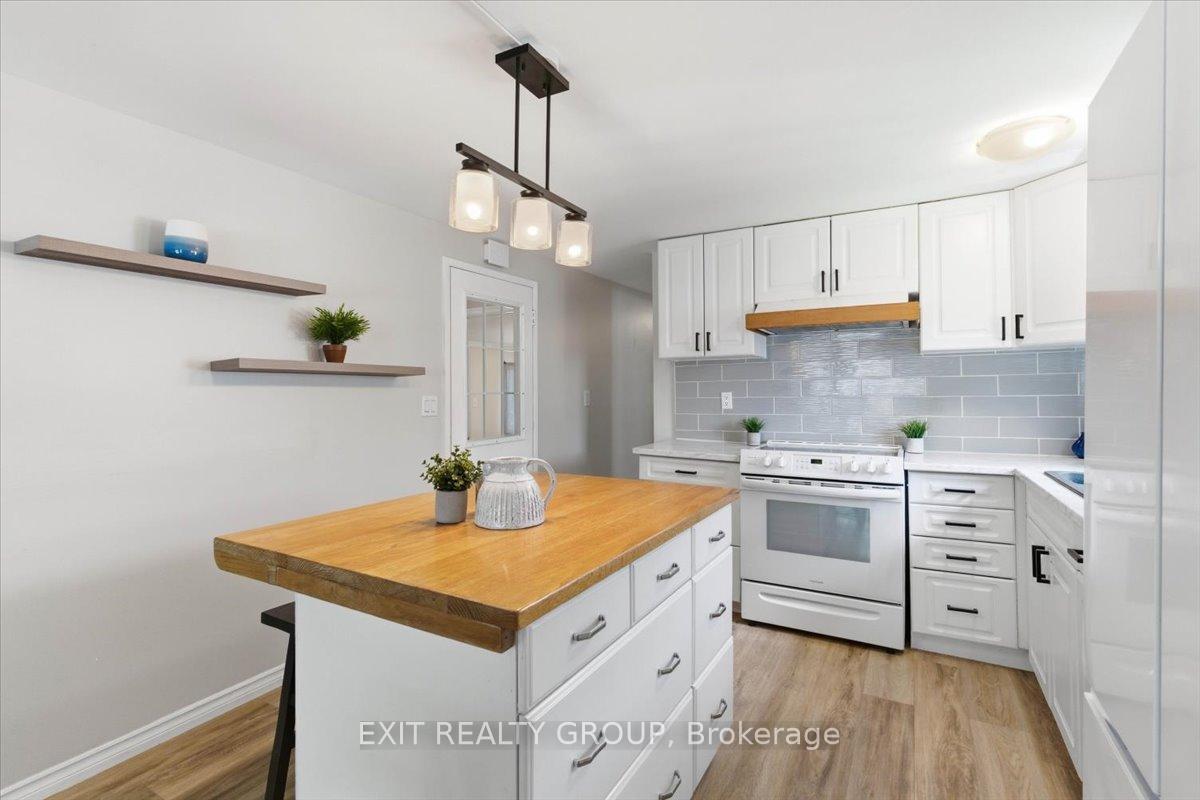 Photo 11 of 22 Linden Boulevard, Quinte West, Sidney Ward — HOMEH
