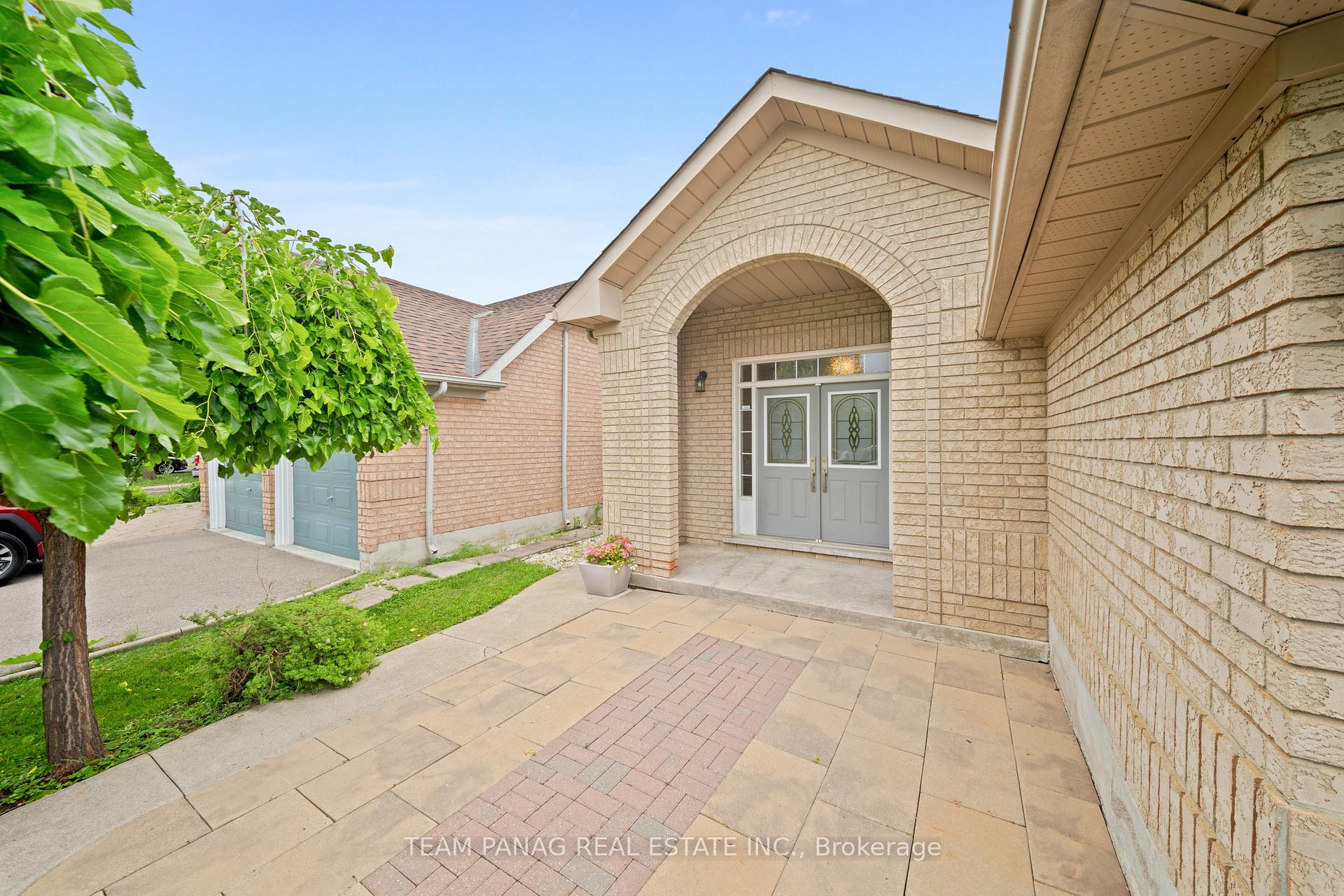 Photo 3 of 11 Larkmead Place, Brampton, Sandringham-Wellington — HOMEH