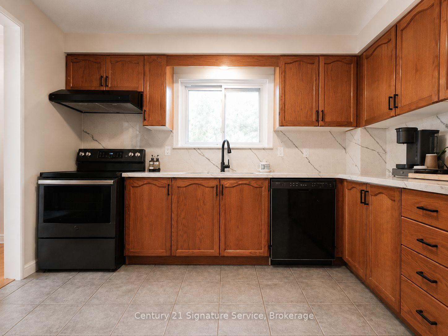 Photo 10 of 2395 Stefi Trail E, Oakville, River Oaks — HOMEH