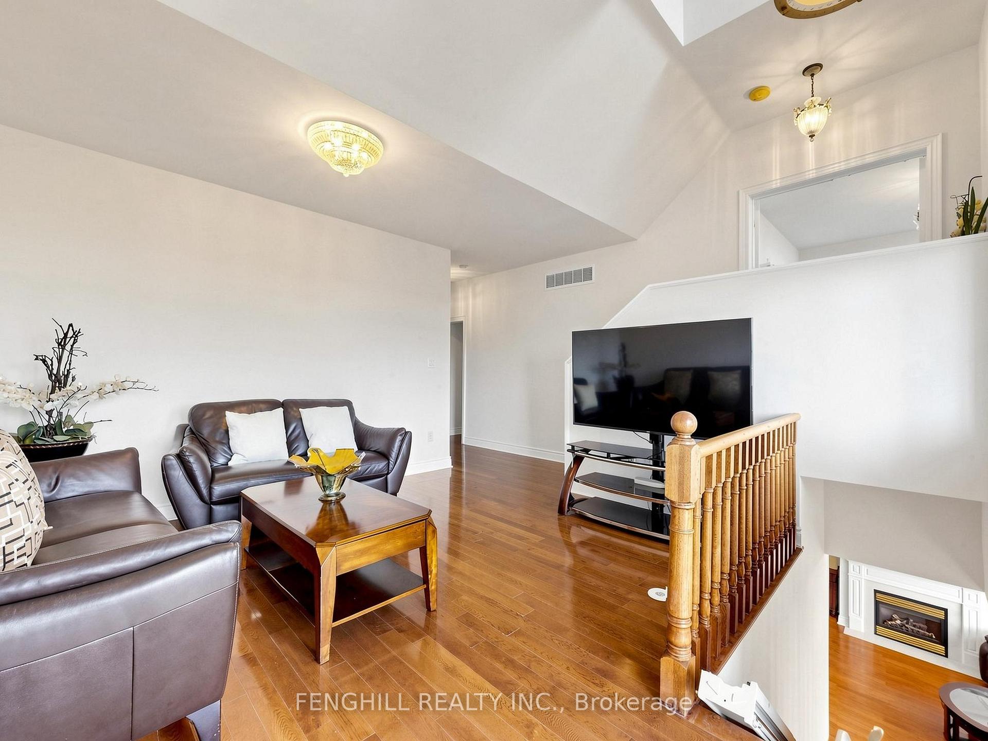 Photo 11 of 106 Legends Way, Markham, Unionville — HOMEH