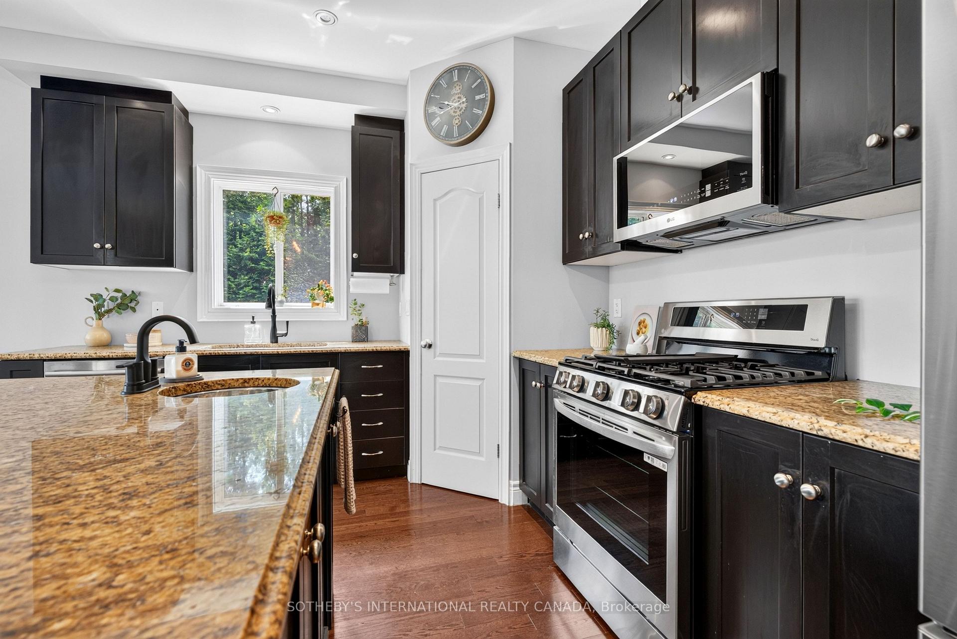 Photo 10 of 39 Maplevale Drive, Hamilton, Ancaster — HOMEH