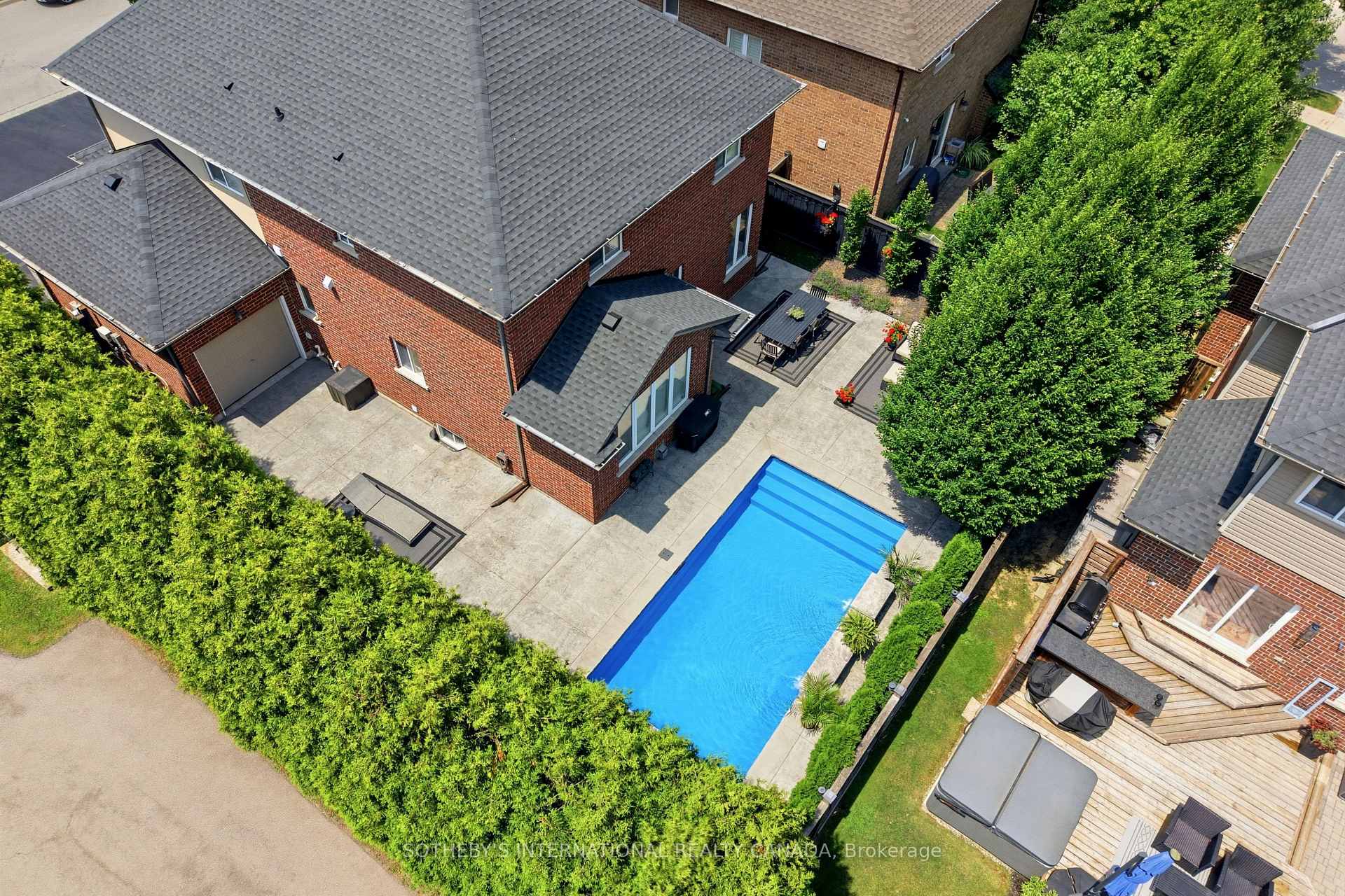 Photo 35 of 39 Maplevale Drive, Hamilton, Ancaster — HOMEH