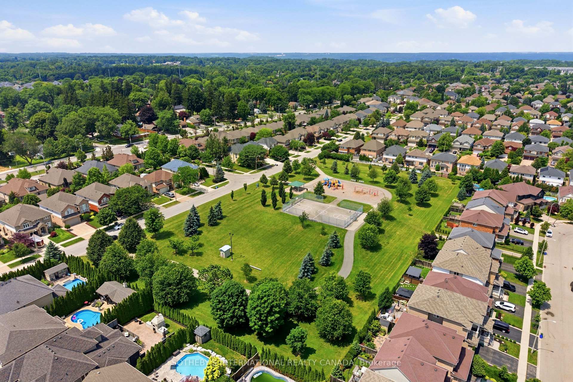 Photo 38 of 39 Maplevale Drive, Hamilton, Ancaster — HOMEH