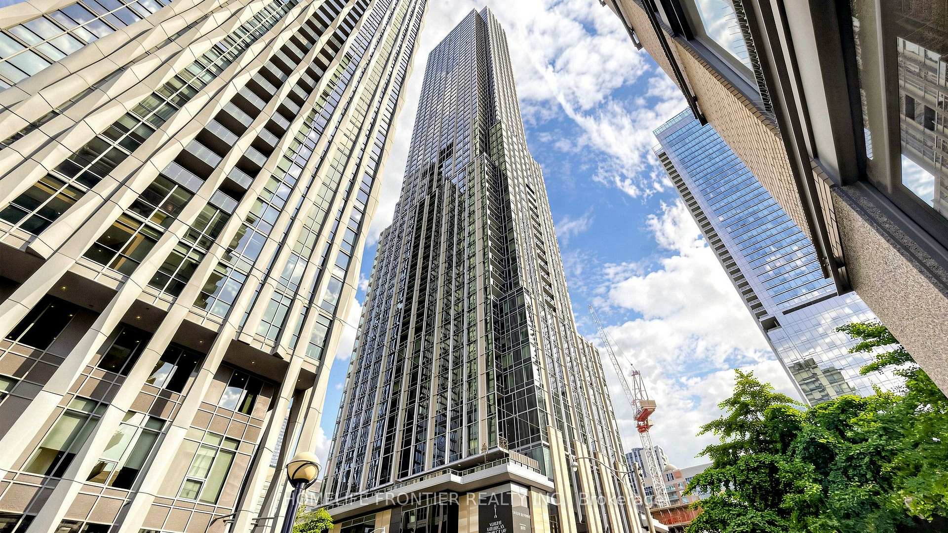 Front of Unit LPH6401, 11 Yorkville Avenue