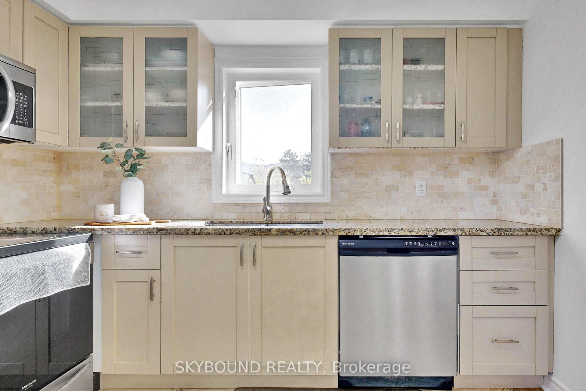 Photo 13 of 21 Vivians Crescent, Brampton, Fletcher's West — HOMEH