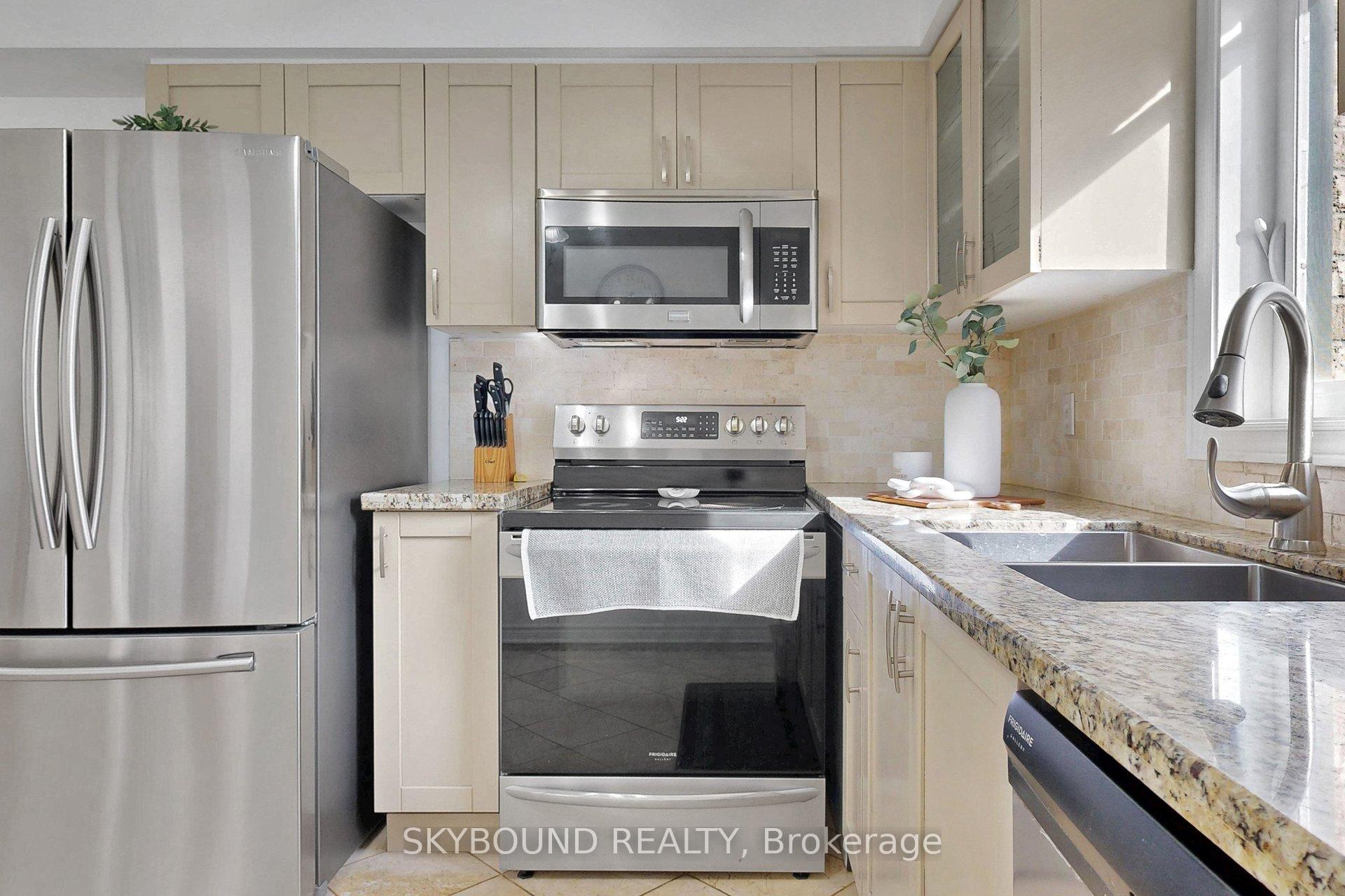 Photo 14 of 21 Vivians Crescent, Brampton, Fletcher's West — HOMEH
