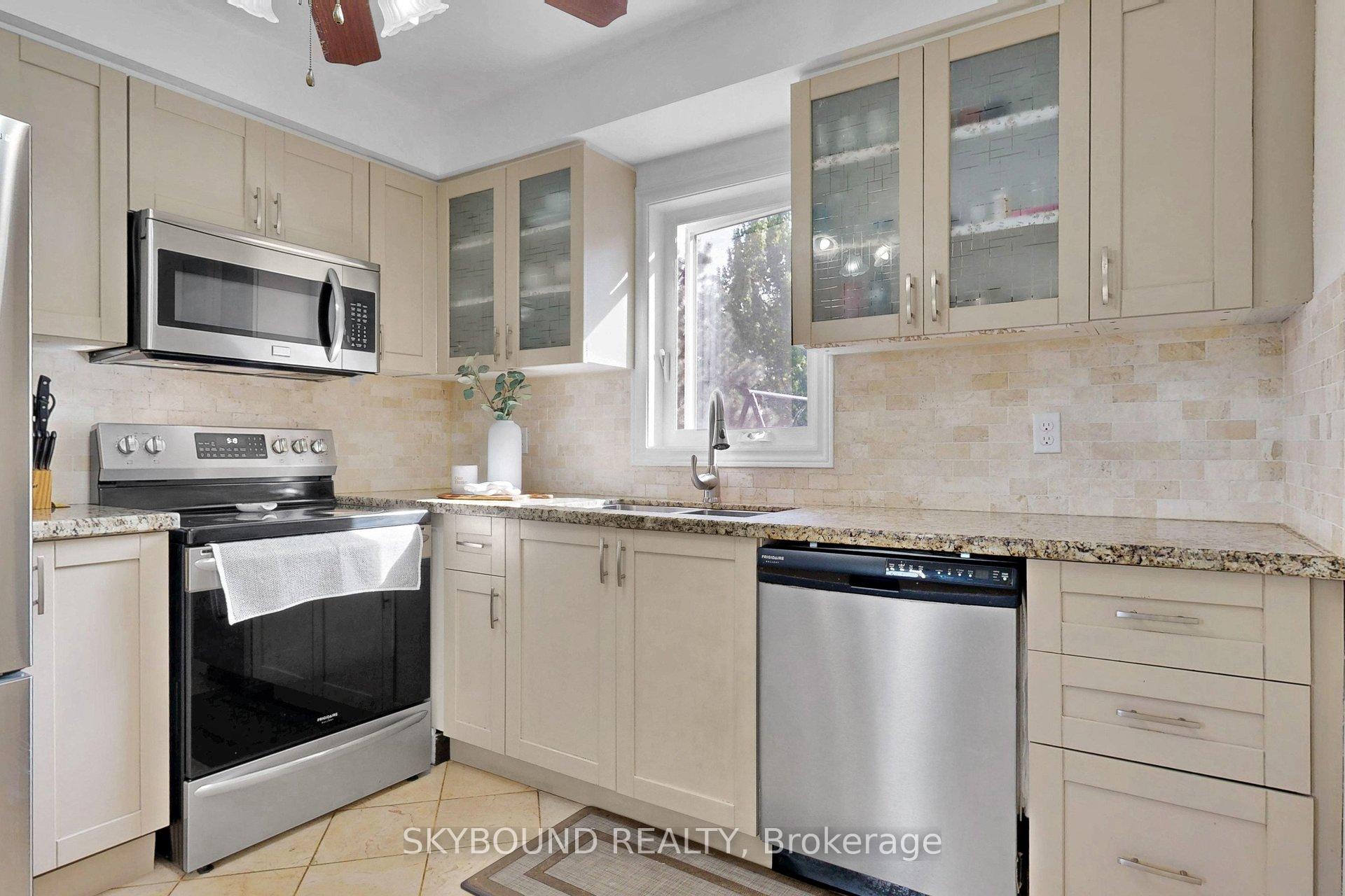 Photo 15 of 21 Vivians Crescent, Brampton, Fletcher's West — HOMEH