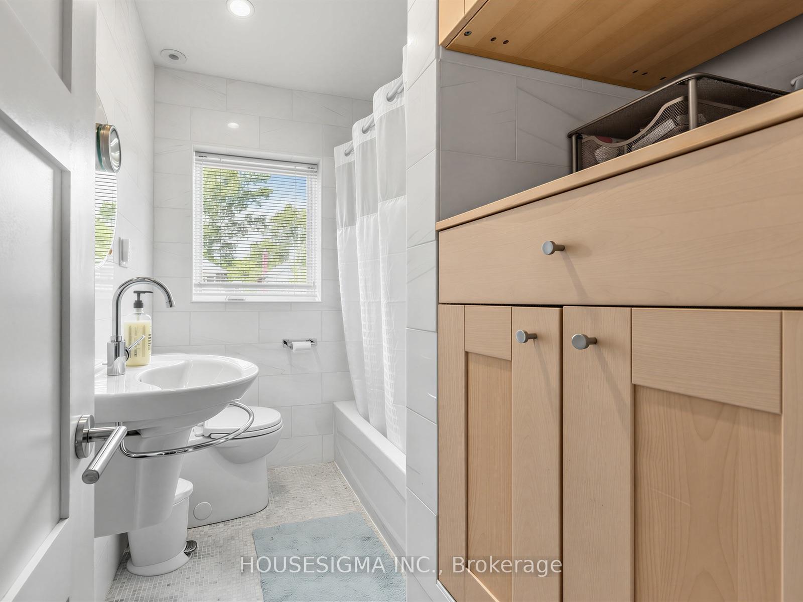 Photo 20 of 19 Parklea Drive, Toronto, Leaside — HOMEH