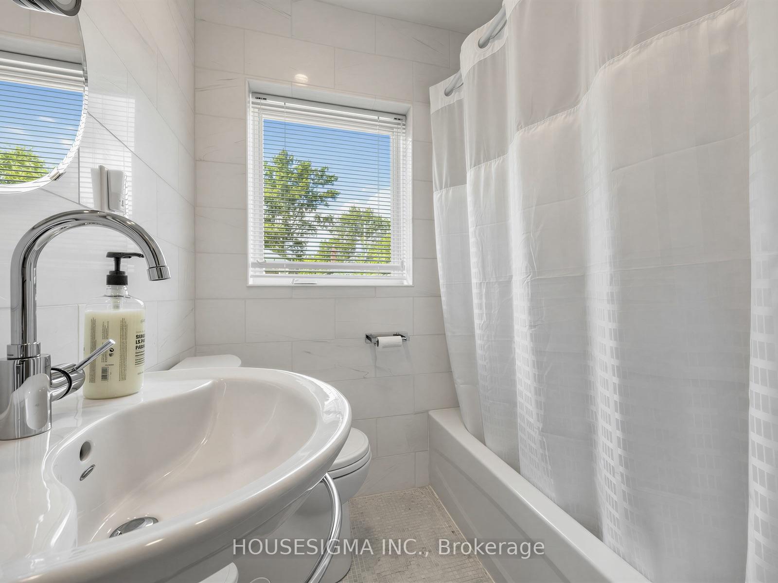 Photo 21 of 19 Parklea Drive, Toronto, Leaside — HOMEH