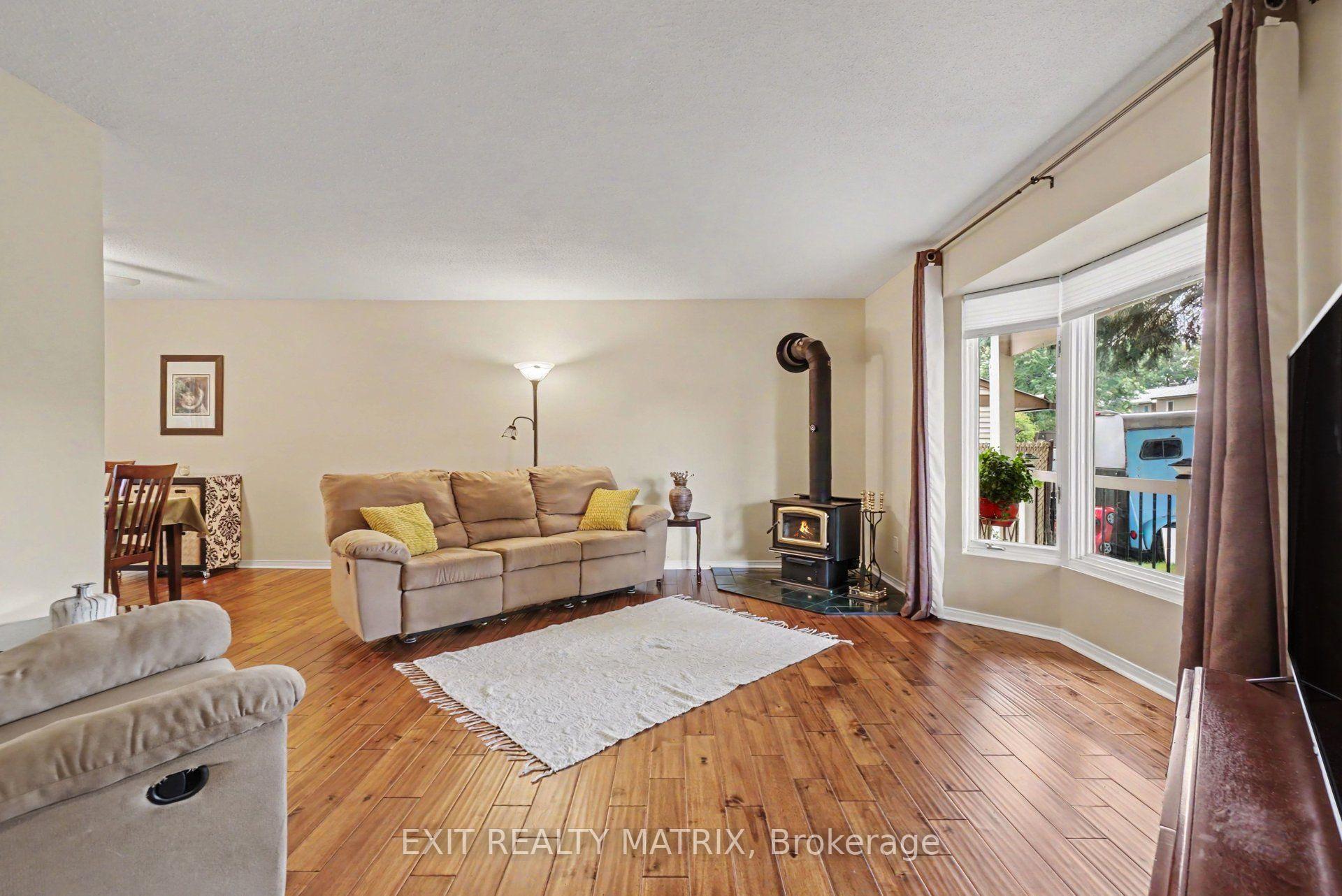 Photo 6 of 30 Bartley Crescent, Ottawa, Barrhaven - On the Green — HOMEH