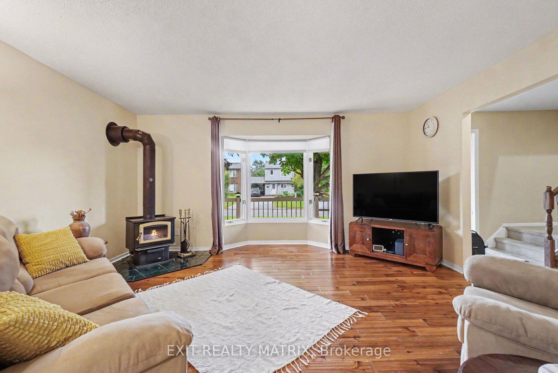 Photo 8 of 30 Bartley Crescent, Ottawa, Barrhaven - On the Green — HOMEH