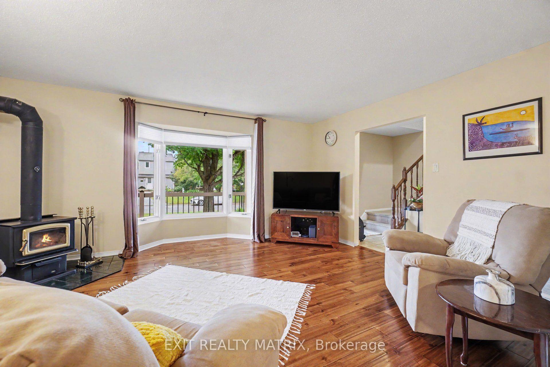 Photo 9 of 30 Bartley Crescent, Ottawa, Barrhaven - On the Green — HOMEH