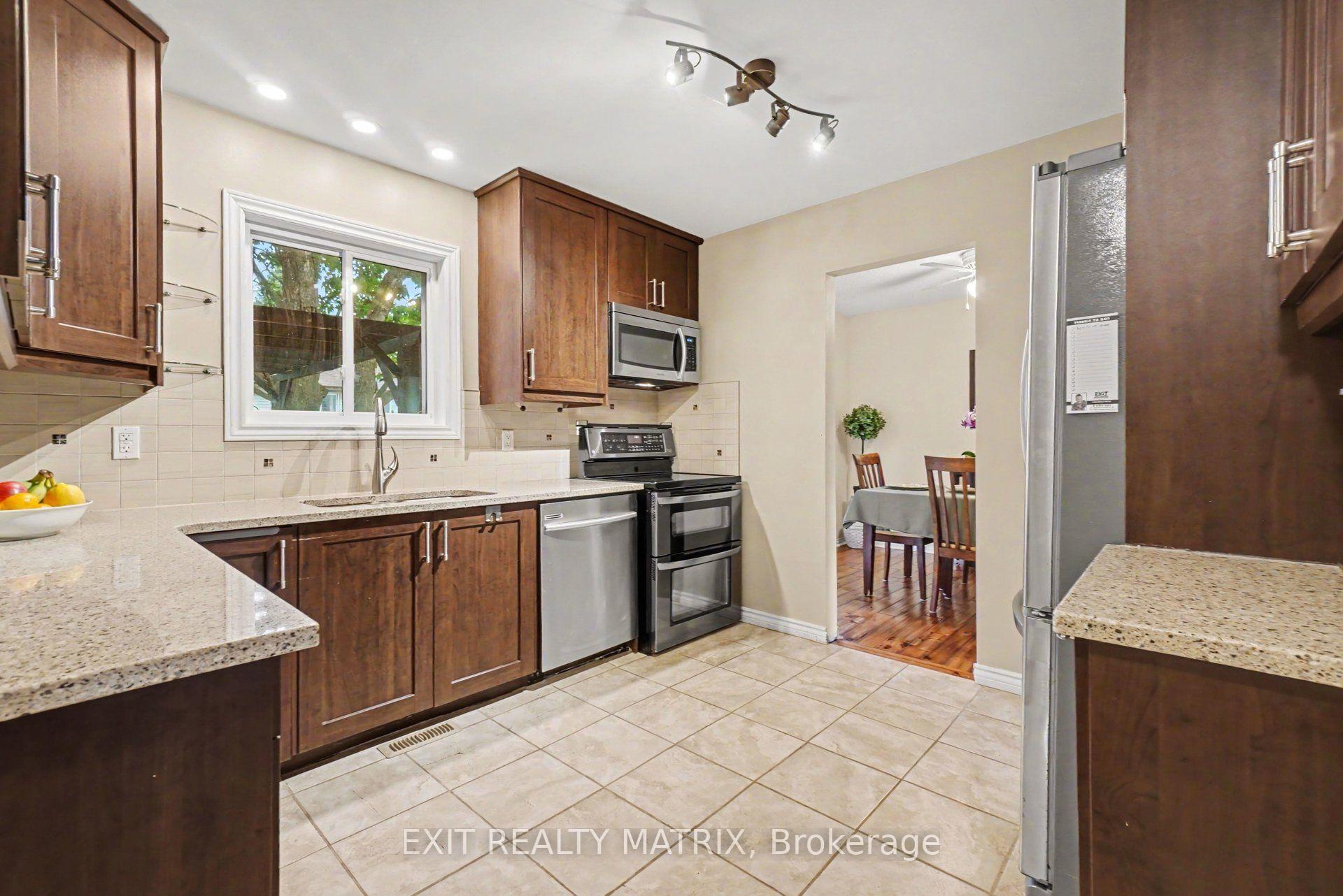 Photo 12 of 30 Bartley Crescent, Ottawa, Barrhaven - On the Green — HOMEH