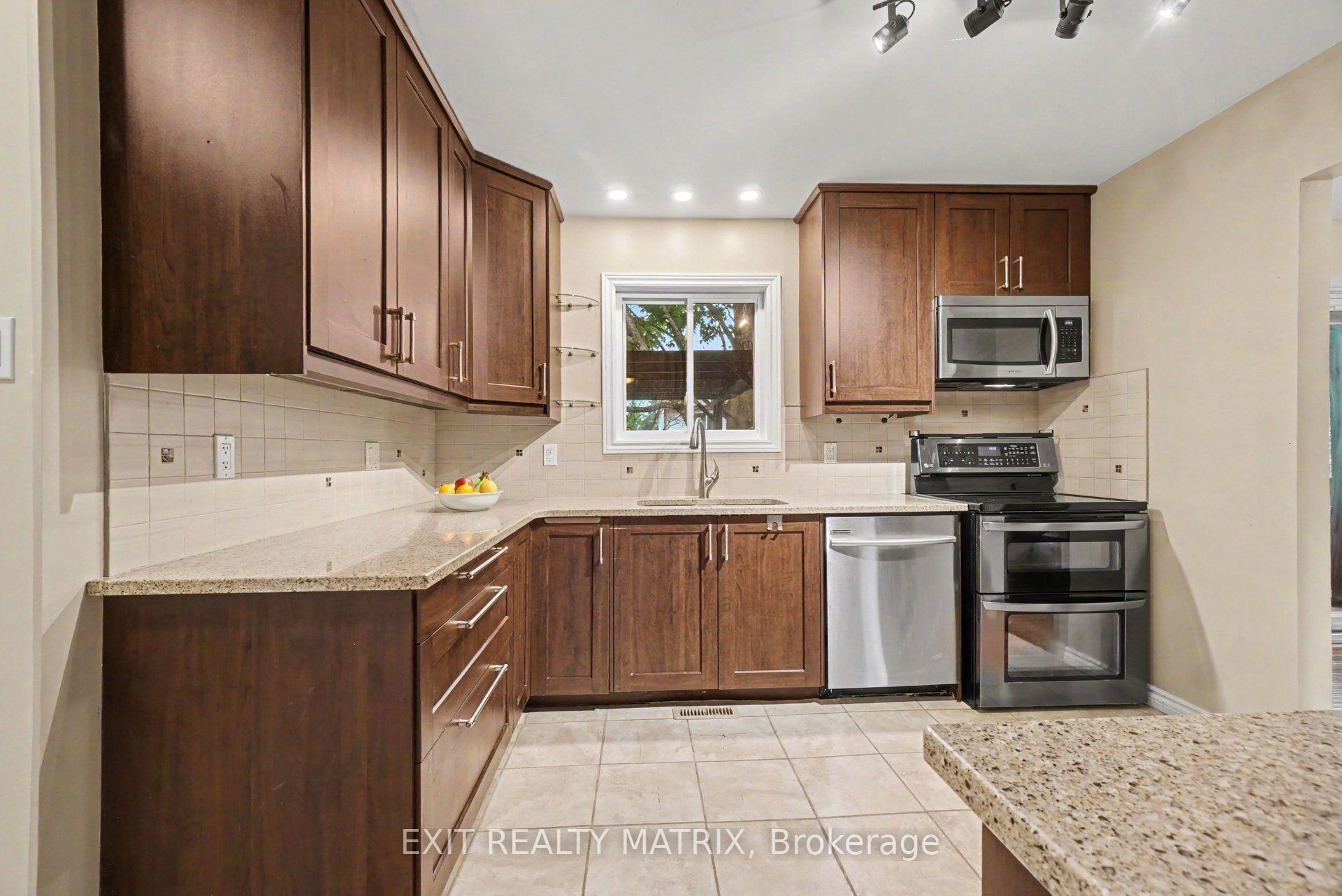 Photo 13 of 30 Bartley Crescent, Ottawa, Barrhaven - On the Green — HOMEH