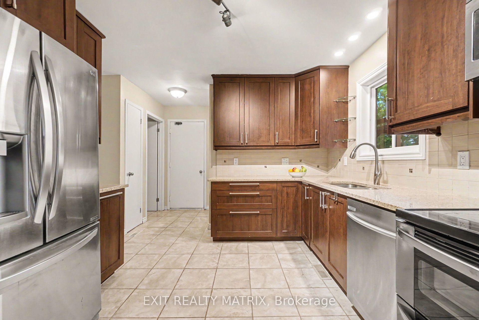 Photo 15 of 30 Bartley Crescent, Ottawa, Barrhaven - On the Green — HOMEH