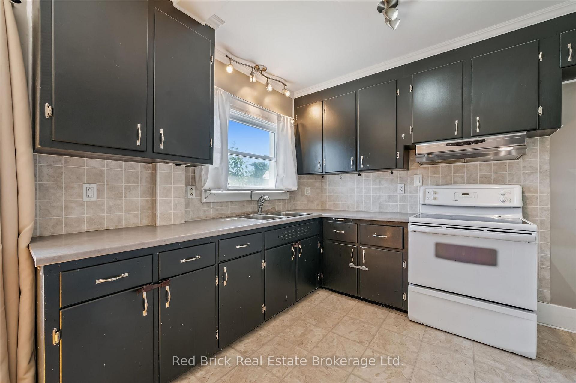 Photo 12 of 241 Victoria Road S, Guelph, St. Patrick's Ward — HOMEH