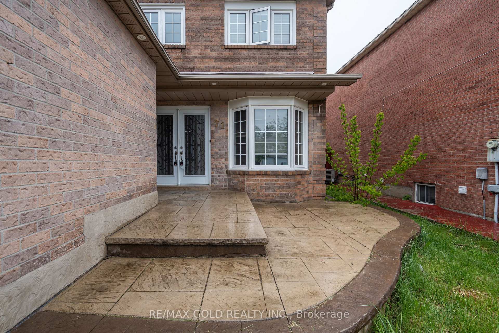 Photo 2 of 71 Ravenswood Drive, Brampton, Fletcher's Creek South — HOMEH
