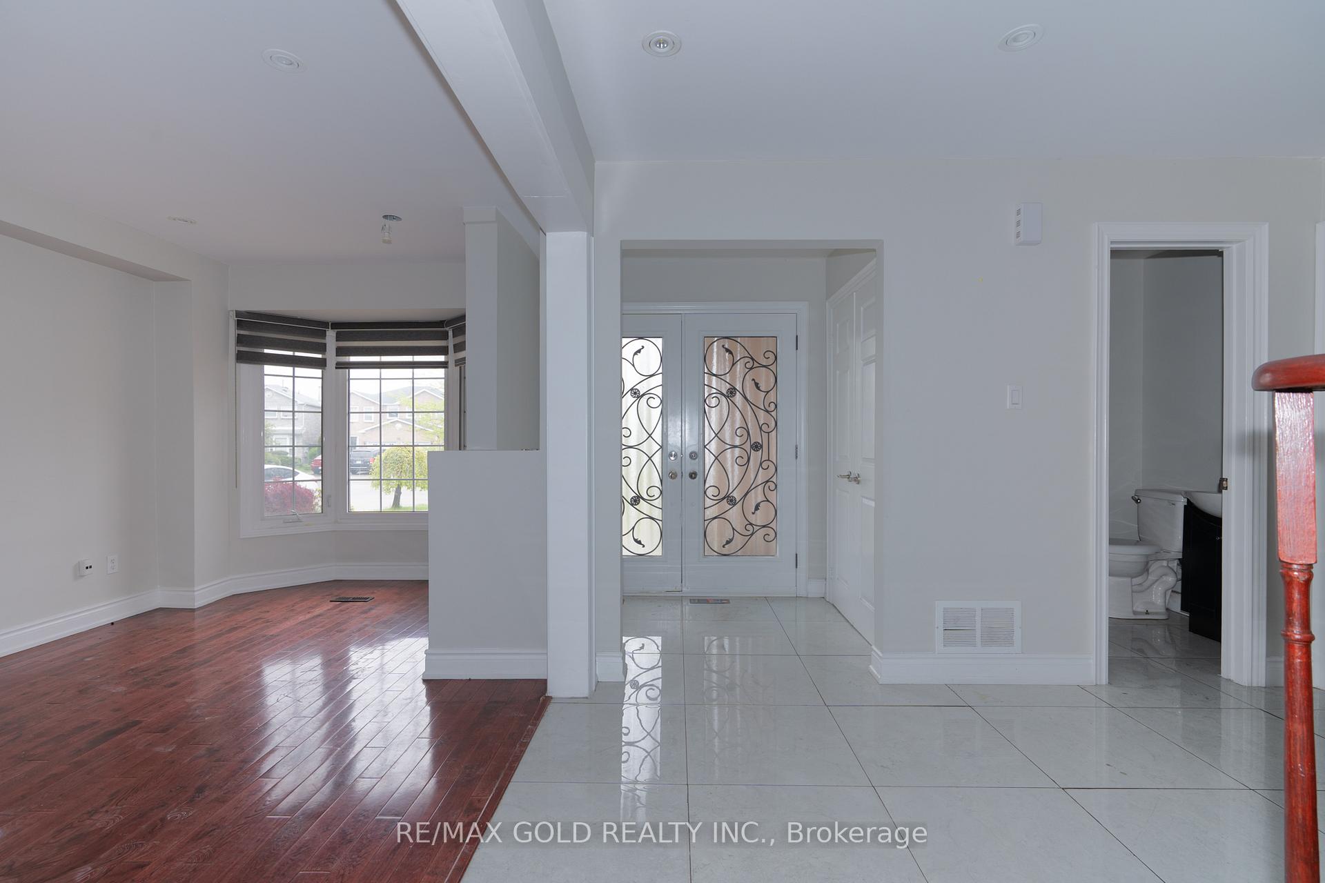 Photo 3 of 71 Ravenswood Drive, Brampton, Fletcher's Creek South — HOMEH